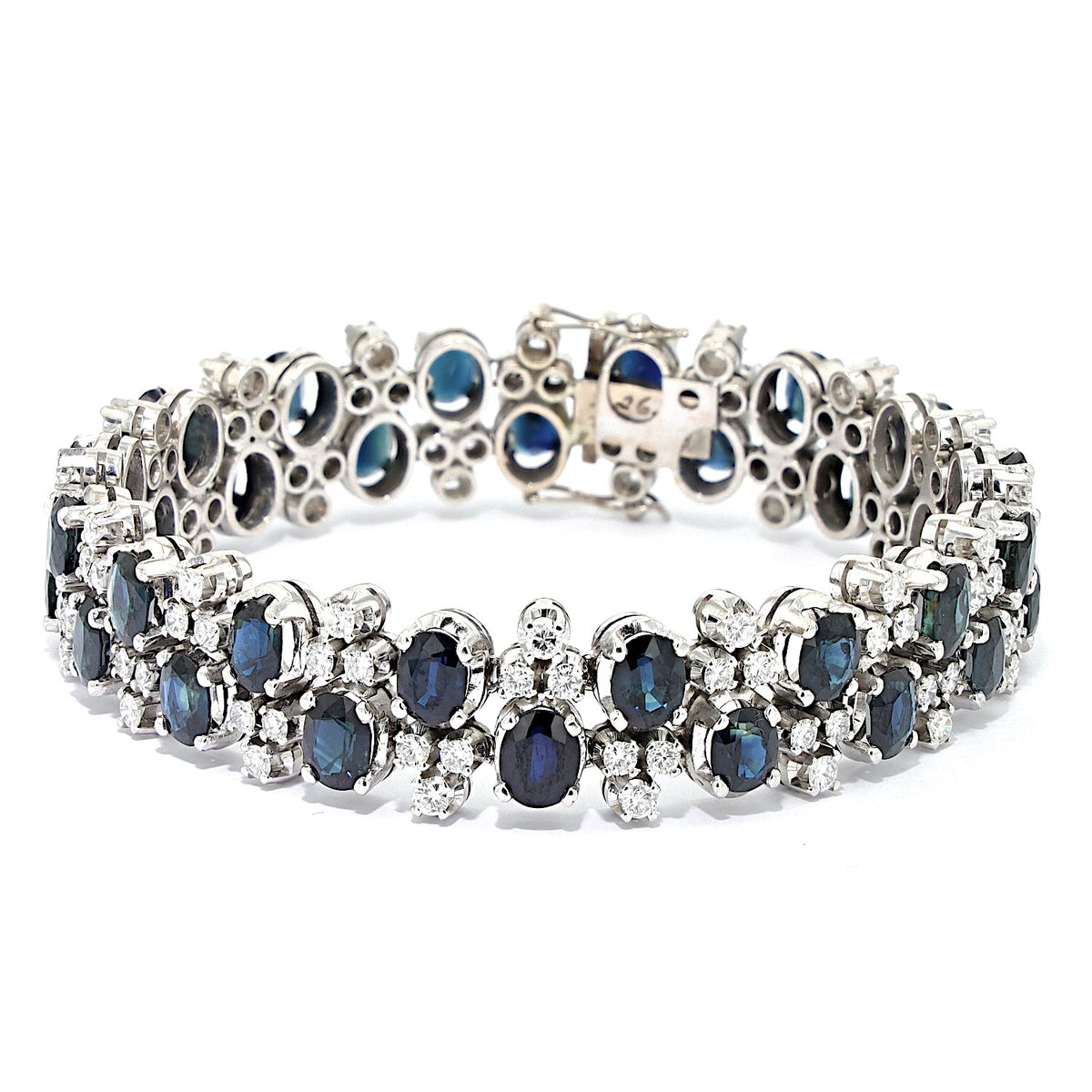 Vintage Armband in 585er Weißgold mit ca. 4,5 ct Brillanten und ca. 26,4 ct Saphiren, liegend geschlossen leicht links gedreht