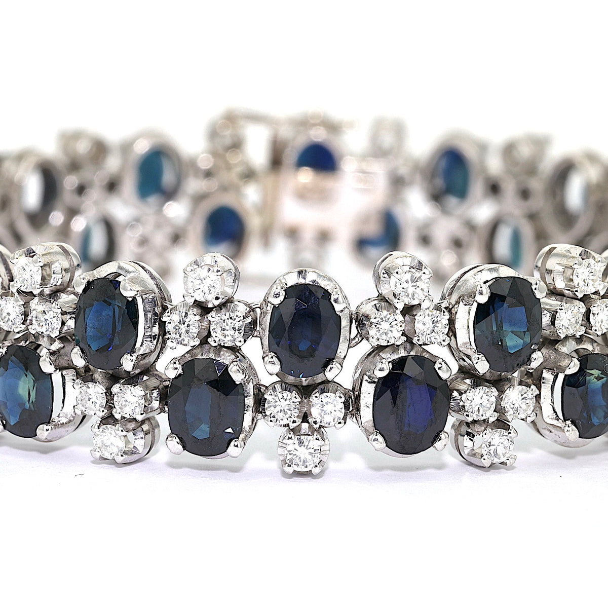 Vintage Armband in 585er Weißgold mit ca. 4,5 ct Brillanten und ca. 26,4 ct Saphiren, liegend geschlossen Nahaufnahme