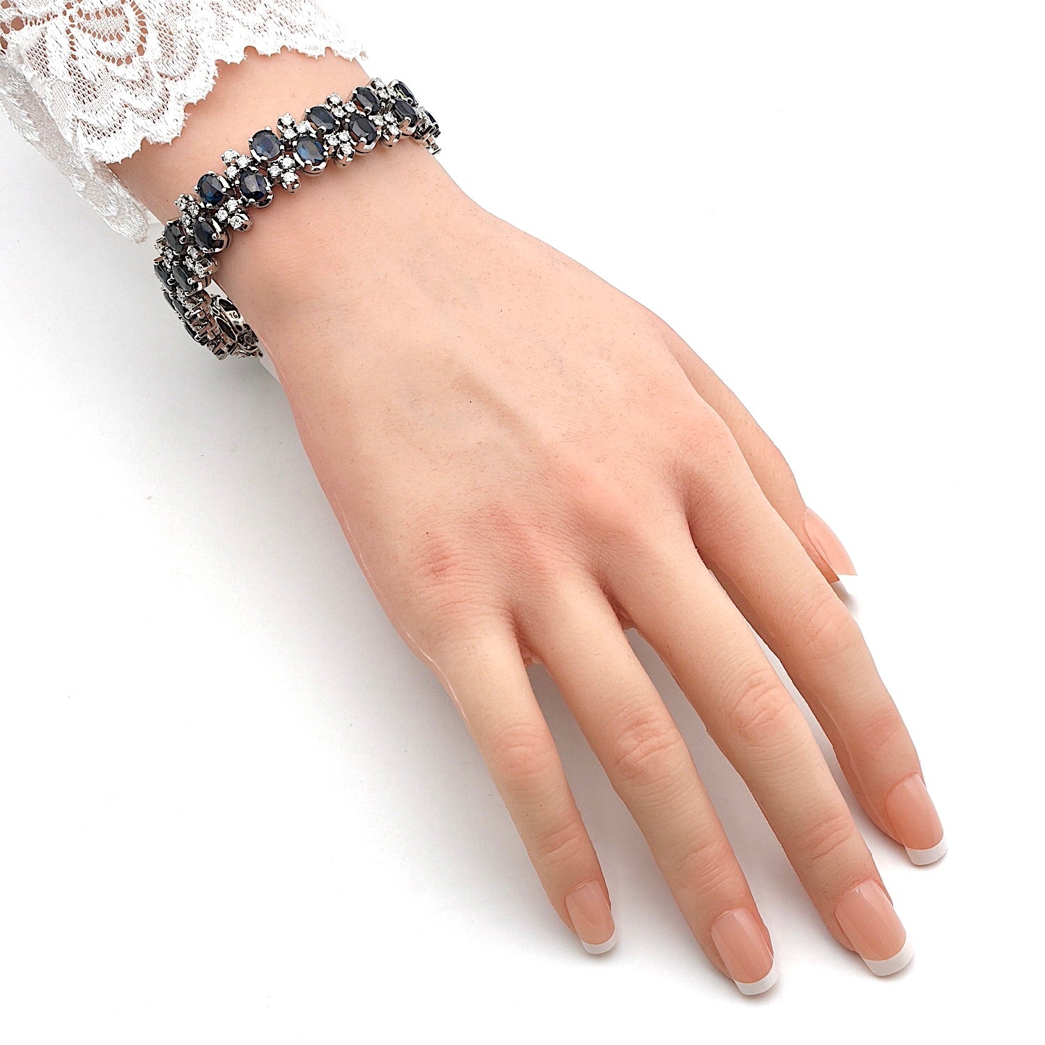 Vintage Armband in 585er Weißgold mit ca. 4,5 ct Brillanten und ca. 26,4 ct Saphiren, am Arm