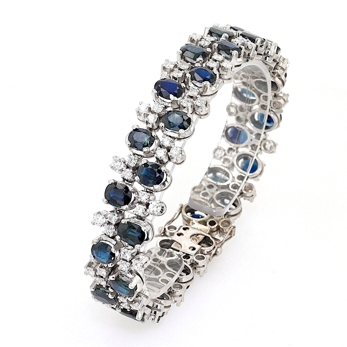 Vintage Armband in 585er Weißgold mit ca. 4,5 ct Brillanten und ca. 26,4 ct Saphiren, geschlossen stehend
