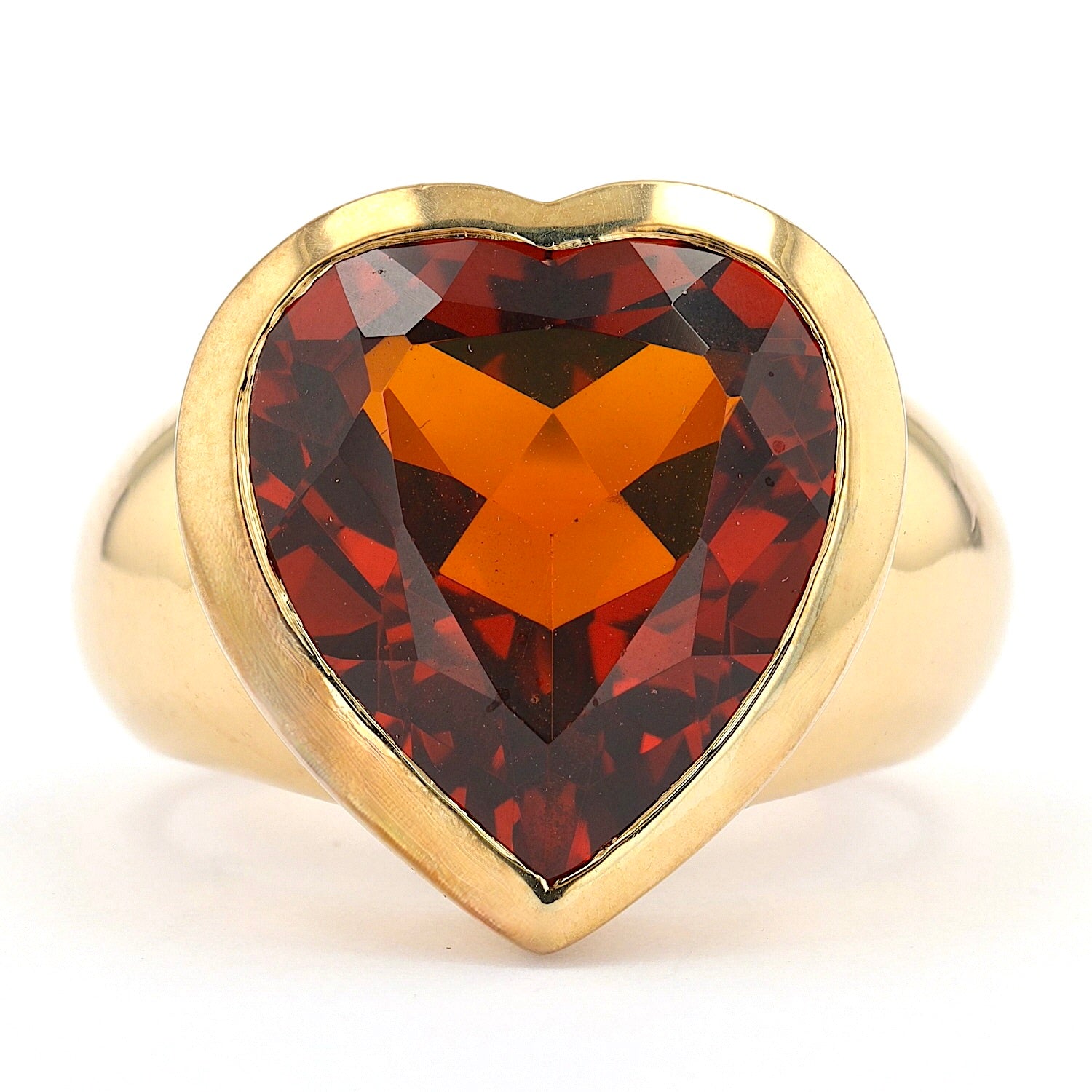 Ring in 750er Gelbgold mit einem gelb-braunen Saphir, liegend frontal