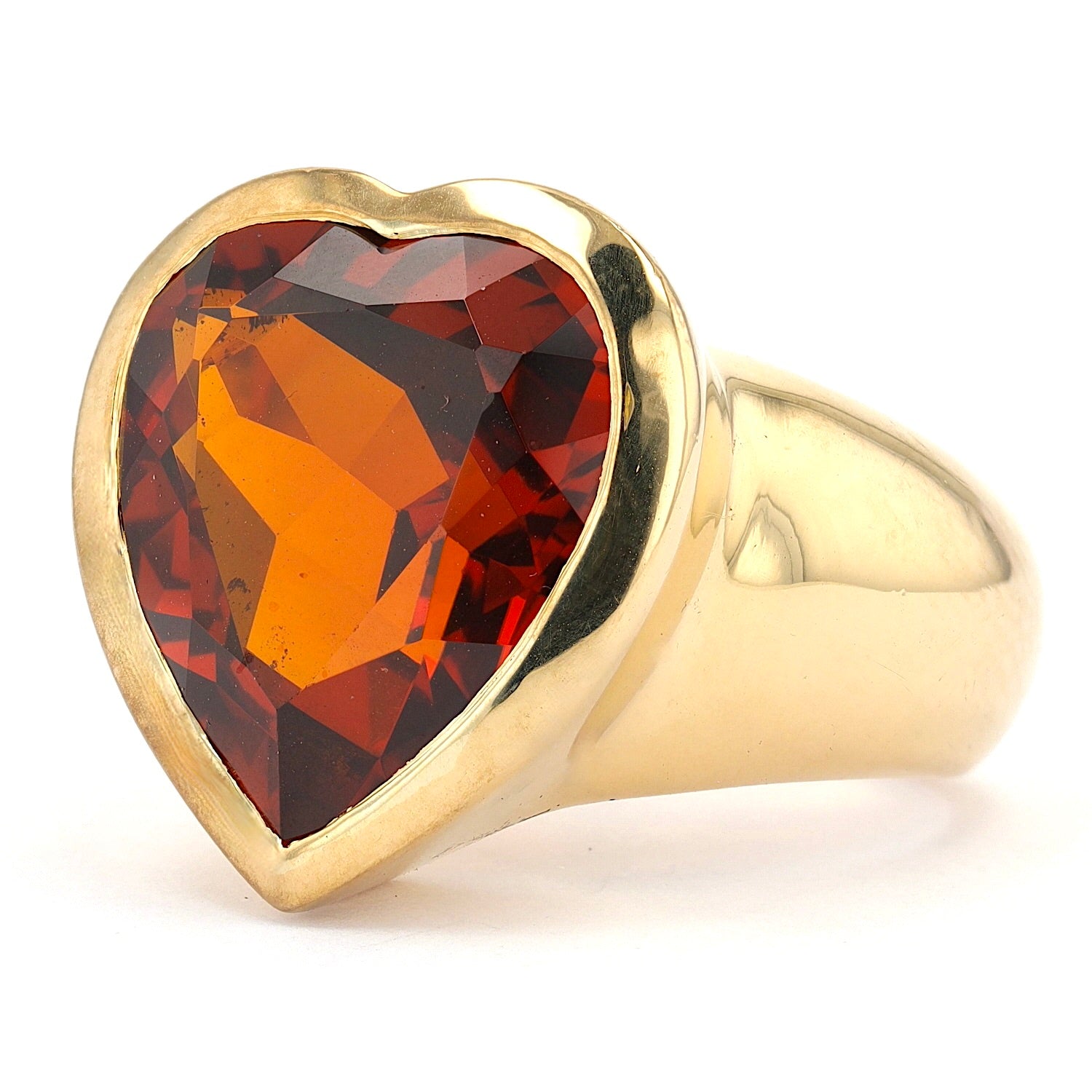 Ring in 750er Gelbgold mit einem gelb-braunen Saphir, liegend links gedreht