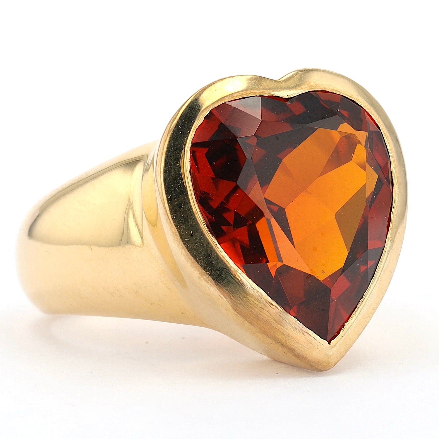 Ring in 750er Gelbgold mit einem gelb-braunen Saphir, liegend rechts gedreht