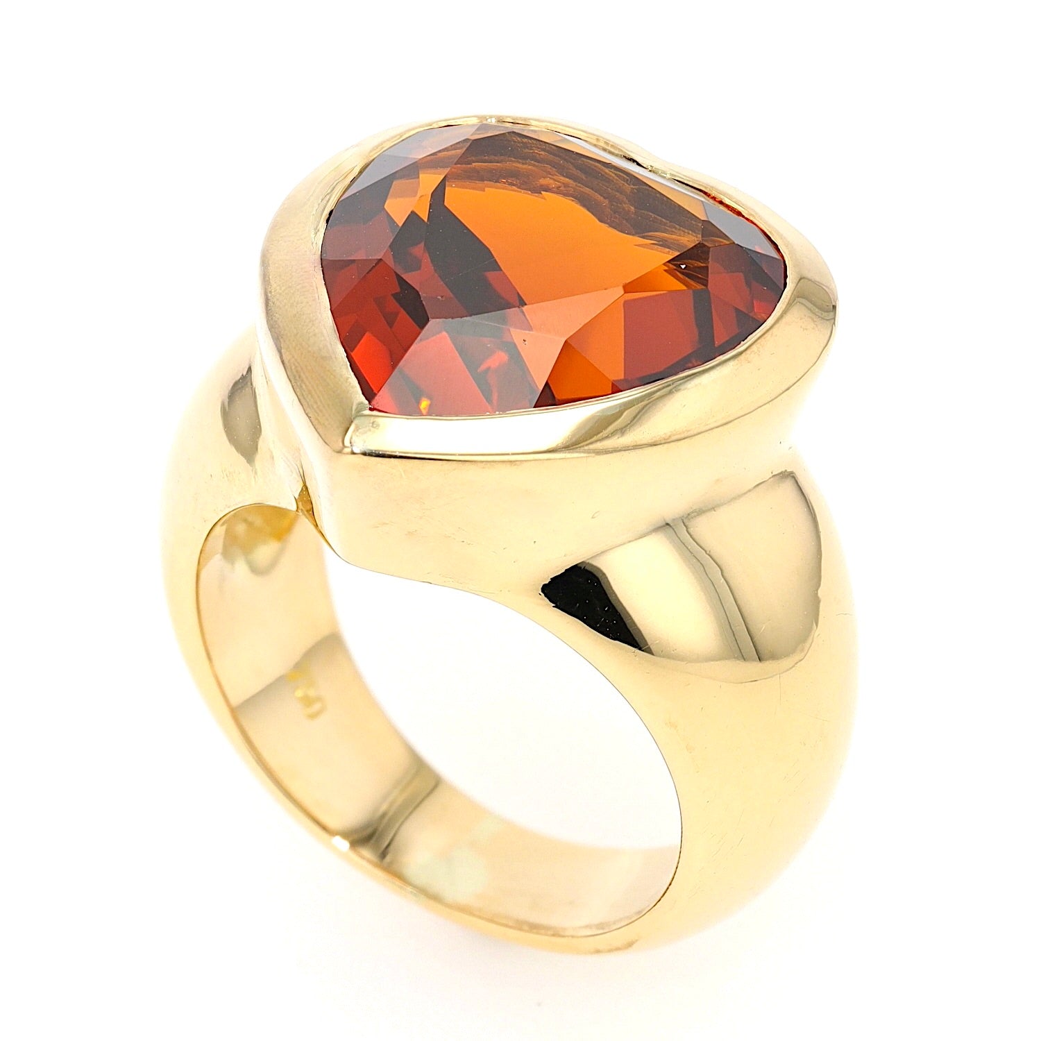 Ring in 750er Gelbgold mit einem gelb-braunen Saphir, stehend