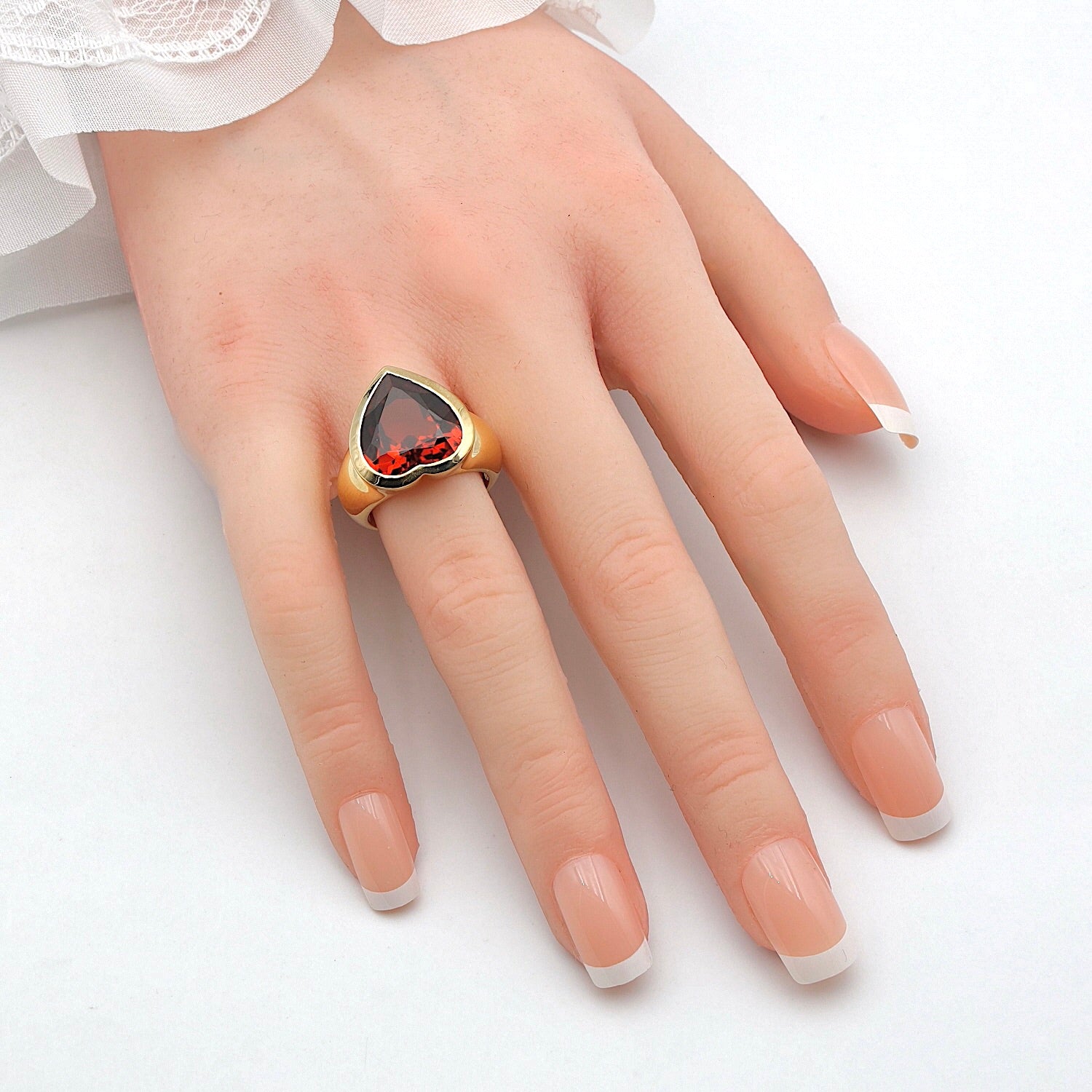 Ring in 750er Gelbgold mit einem gelb-braunen Saphir, an der Hand