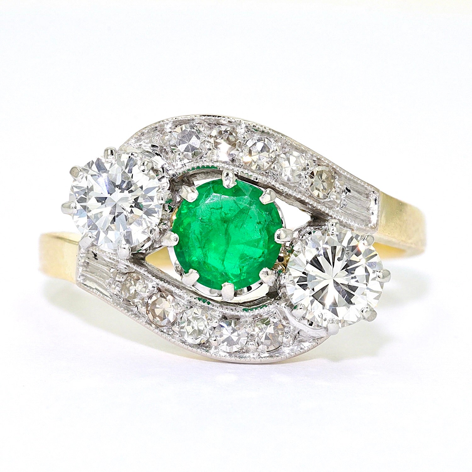 Ring in 585er Gold Bicolor mit einem Smaragd und Diamanten und Brillanten, liegend frontal