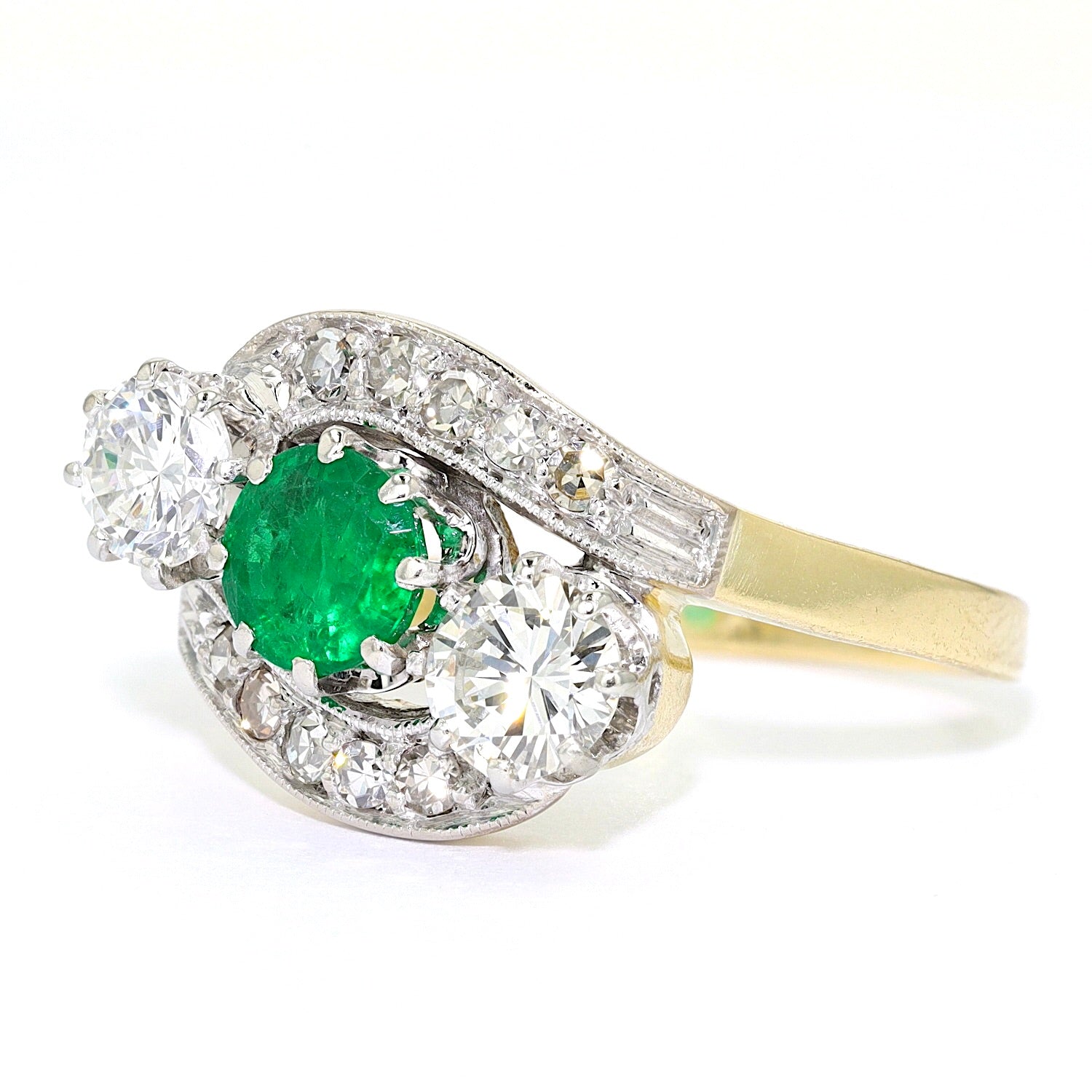 Ring in 585er Gold Bicolor mit einem Smaragd und Diamanten und Brillanten, liegend links gedreht