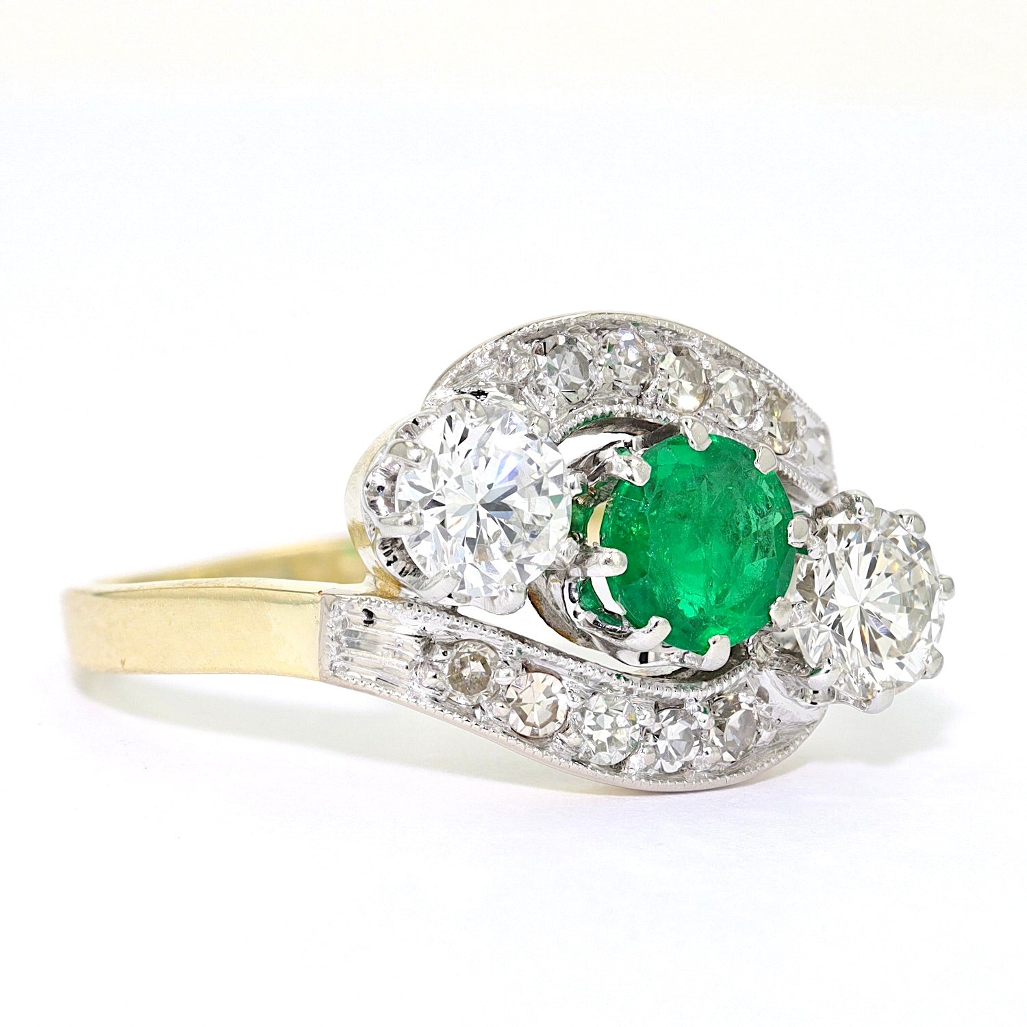 Ring in 585er Gold Bicolor mit einem Smaragd und Diamanten und Brillanten, liegend rechts gedreht