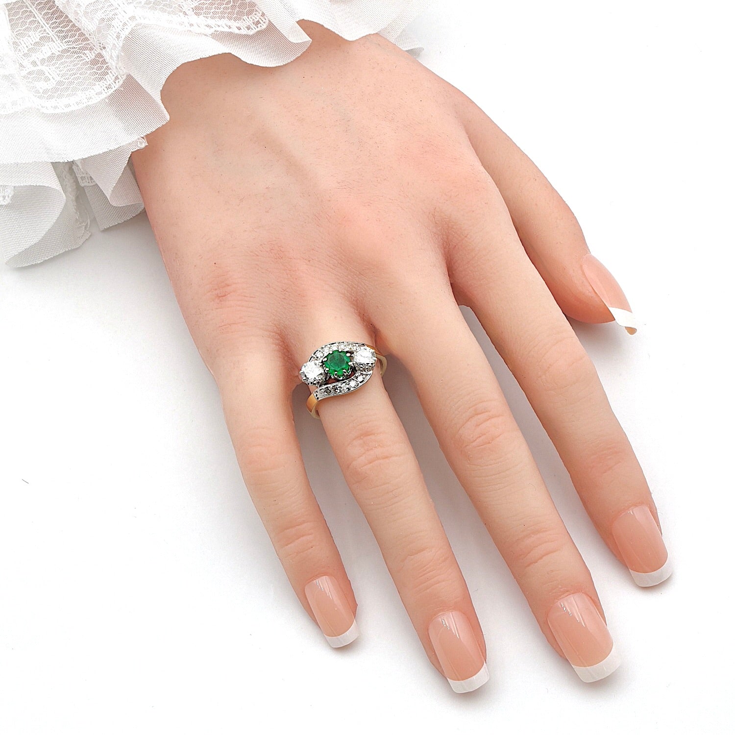 Ring in 585er Gold Bicolor mit einem Smaragd und Diamanten und Brillanten, an der Hand