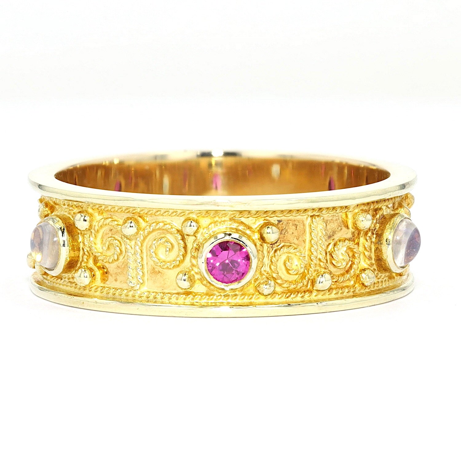 Ring in 585er Gelbgold mit Rubin, Saphir und Mondstein, liegend frontal