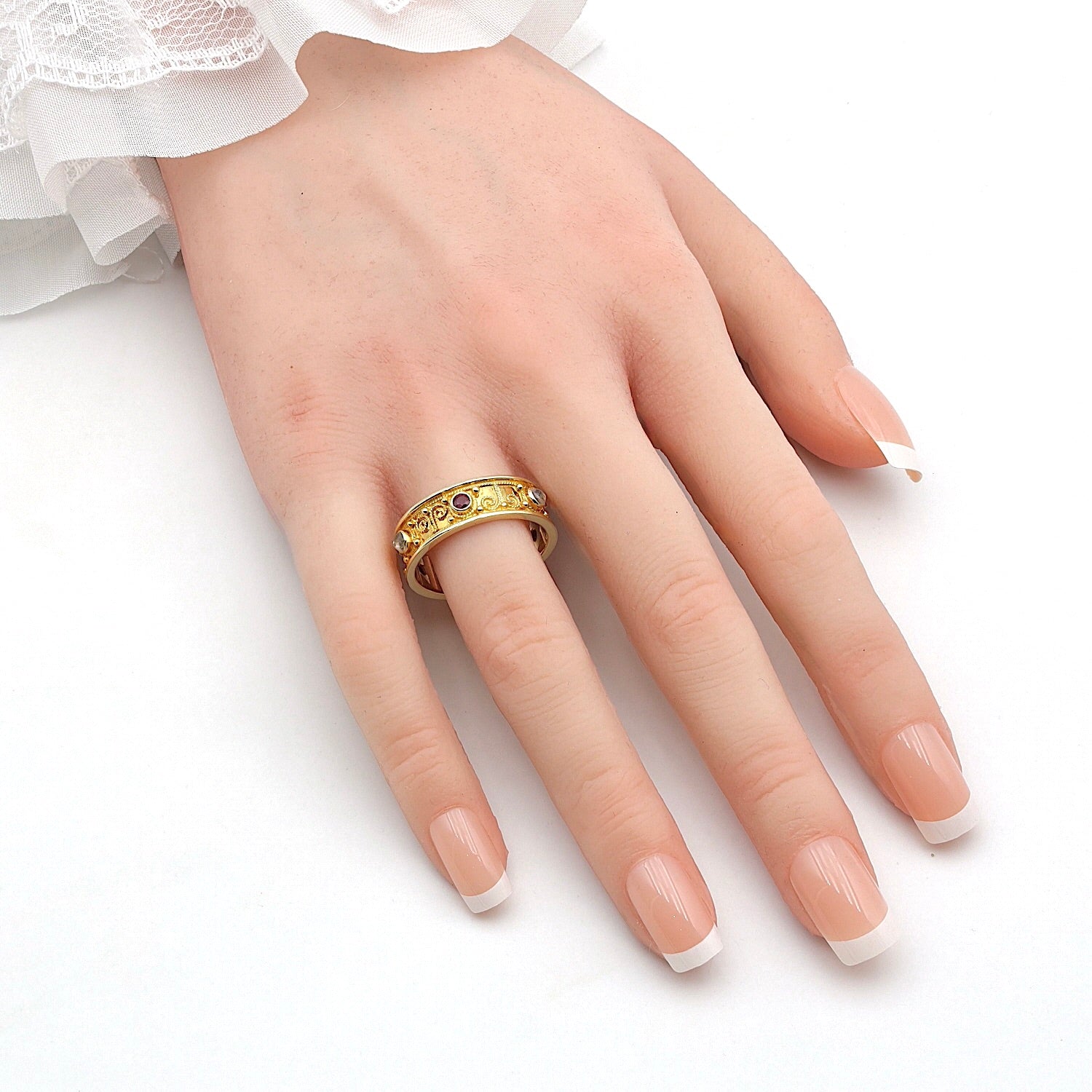 Ring in 585er Gelbgold mit Rubin, Saphir und Mondstein, an der Hand