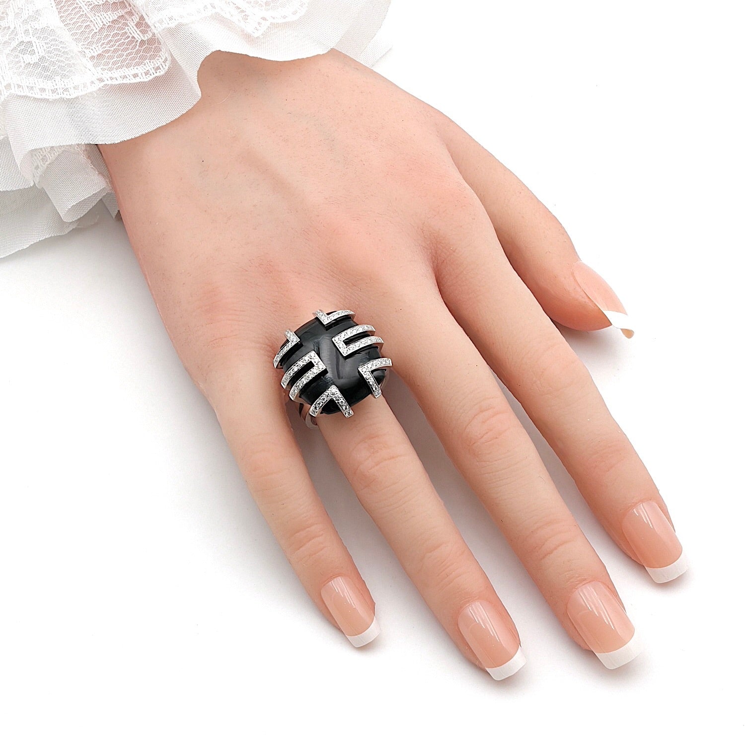 Cartier Ring Le Baiser du Dragon in 750er Weißgold mit einem Jadeit und Brillanten, an der Hand