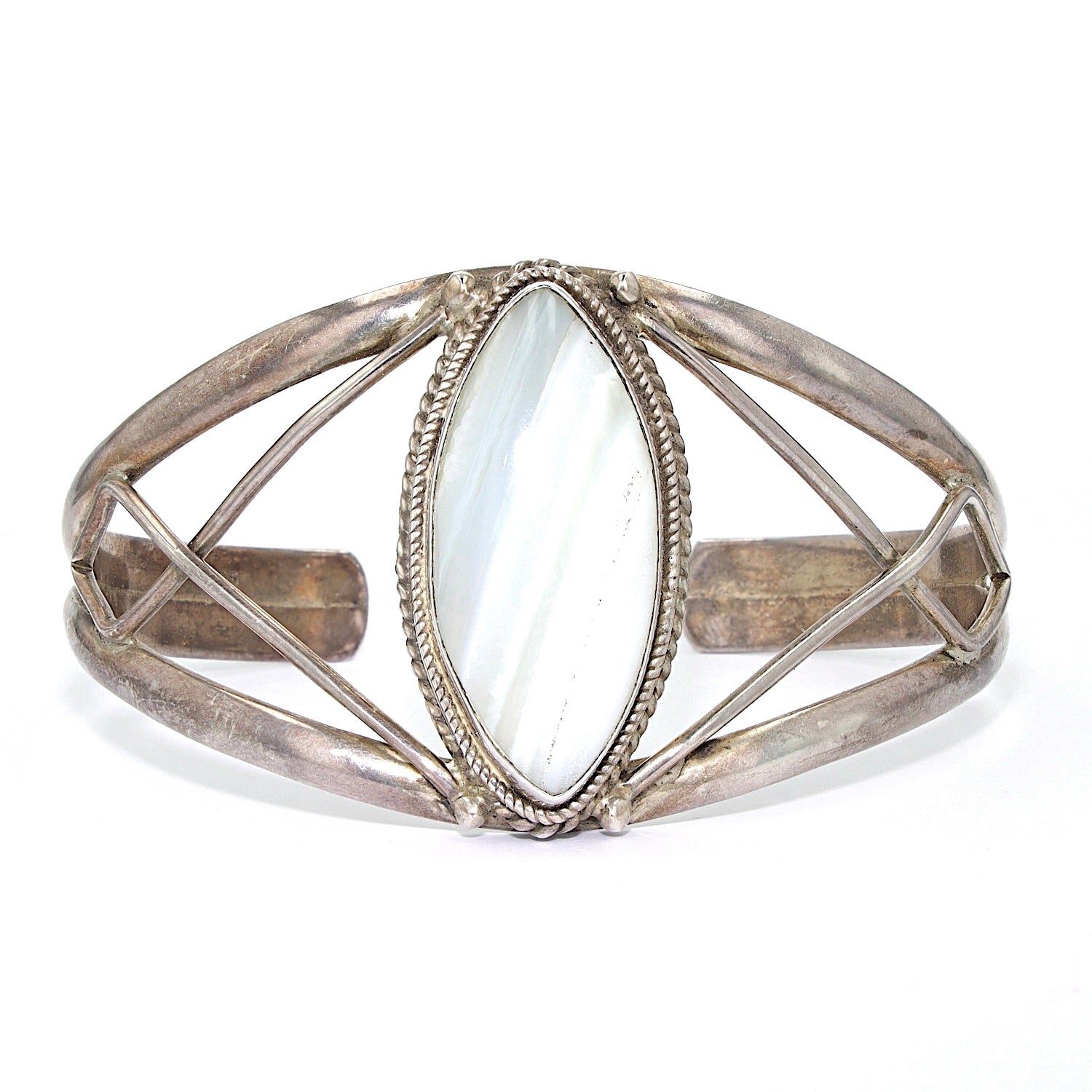 Vintage Armreif in 925er Silber mit einem Achat-Cabochon, ca. 27 ct, liegend frontal