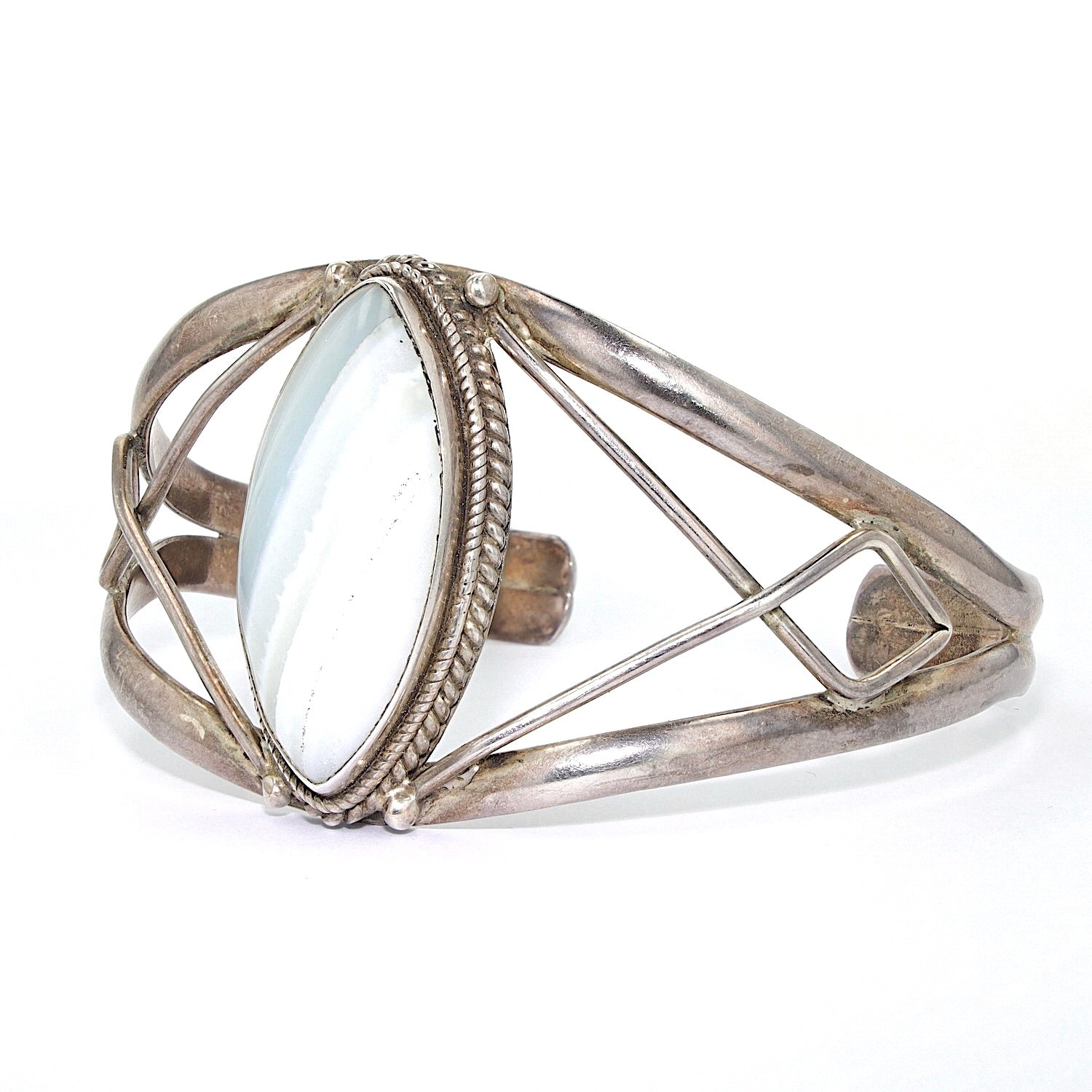 Vintage Armreif in 925er Silber mit einem Achat-Cabochon, ca. 27 ct, liegend links gedreht