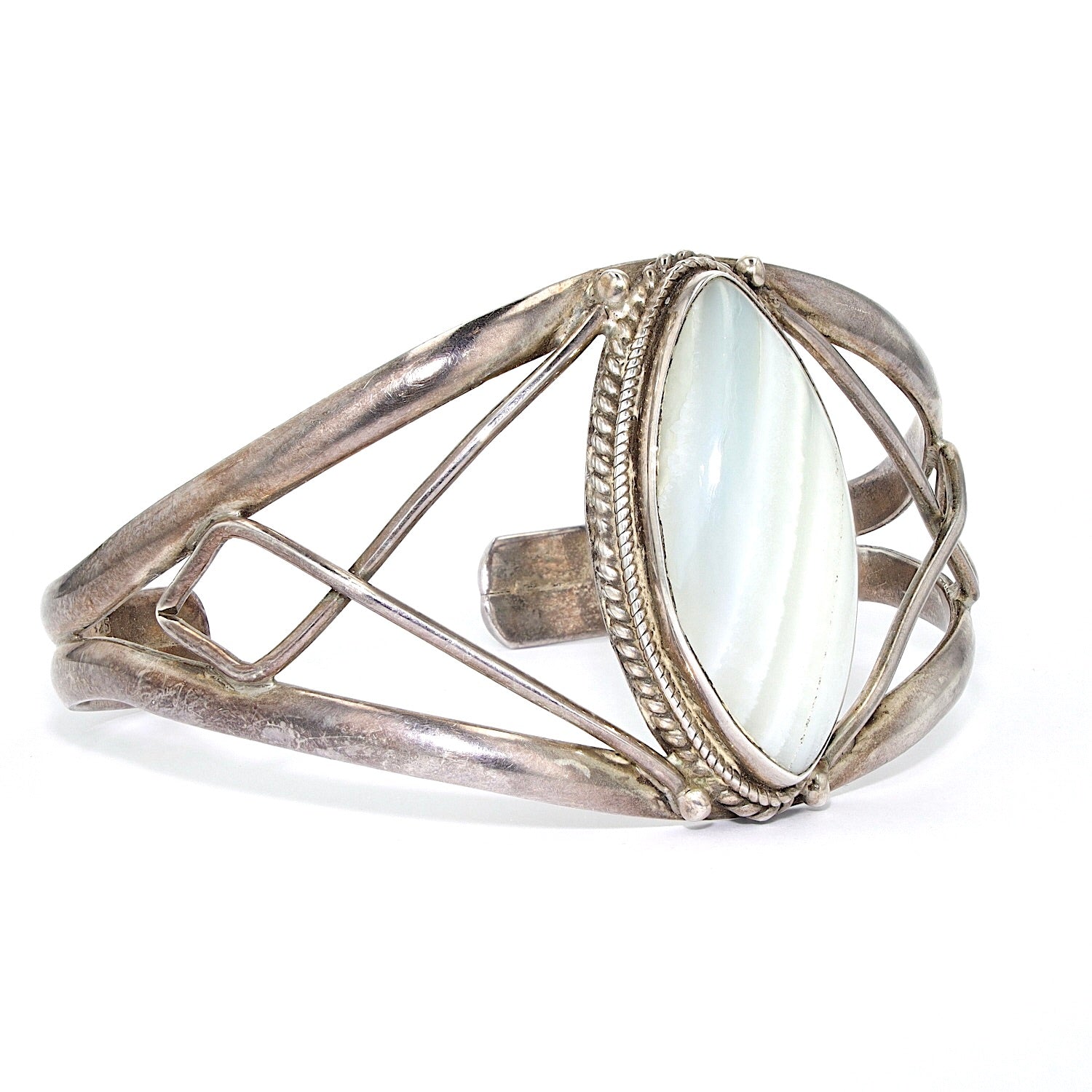 Vintage Armreif in 925er Silber mit einem Achat-Cabochon, ca. 27 ct, liegend rechts gedreht