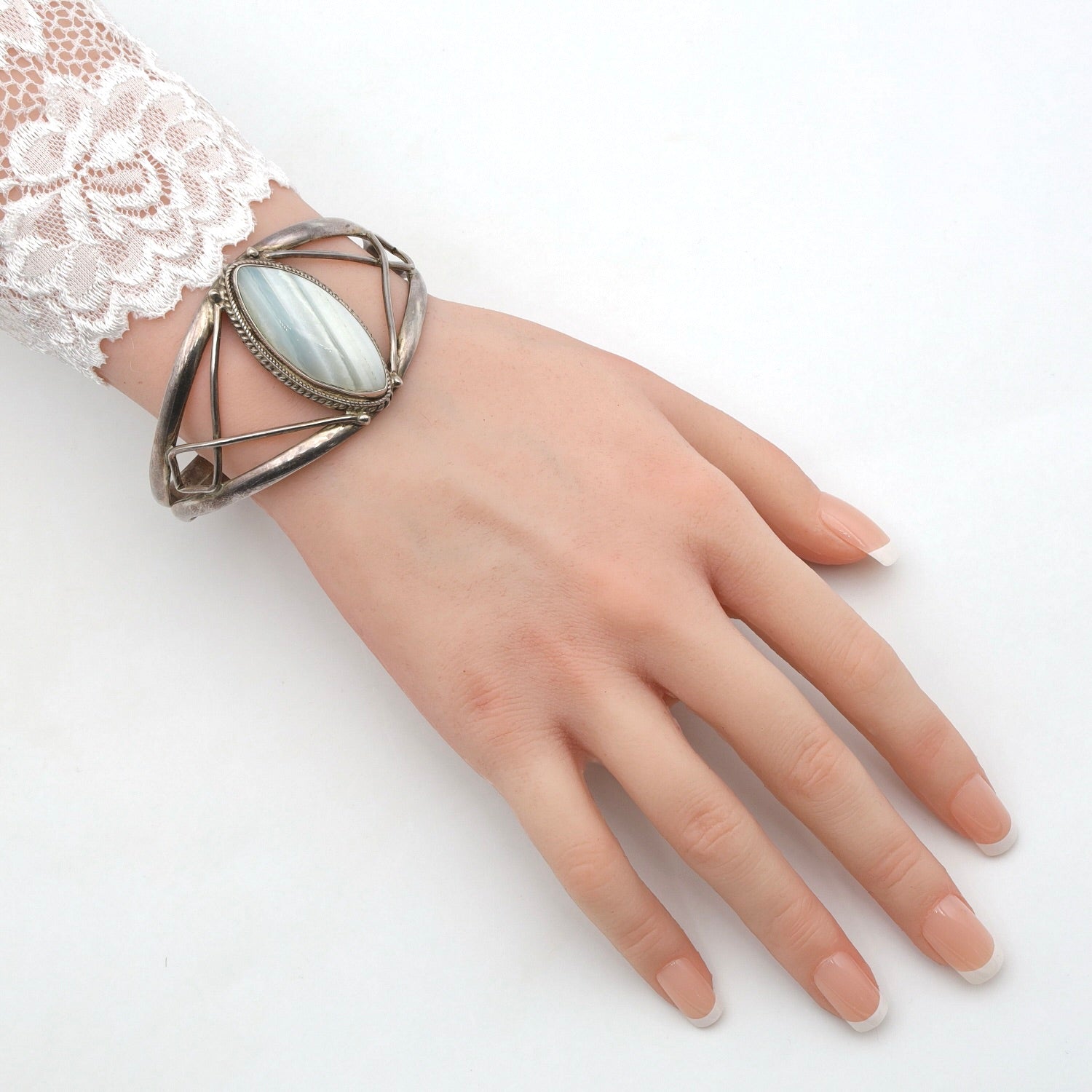 Vintage Armreif in 925er Silber mit einem Achat-Cabochon, ca. 27 ct, am Arm