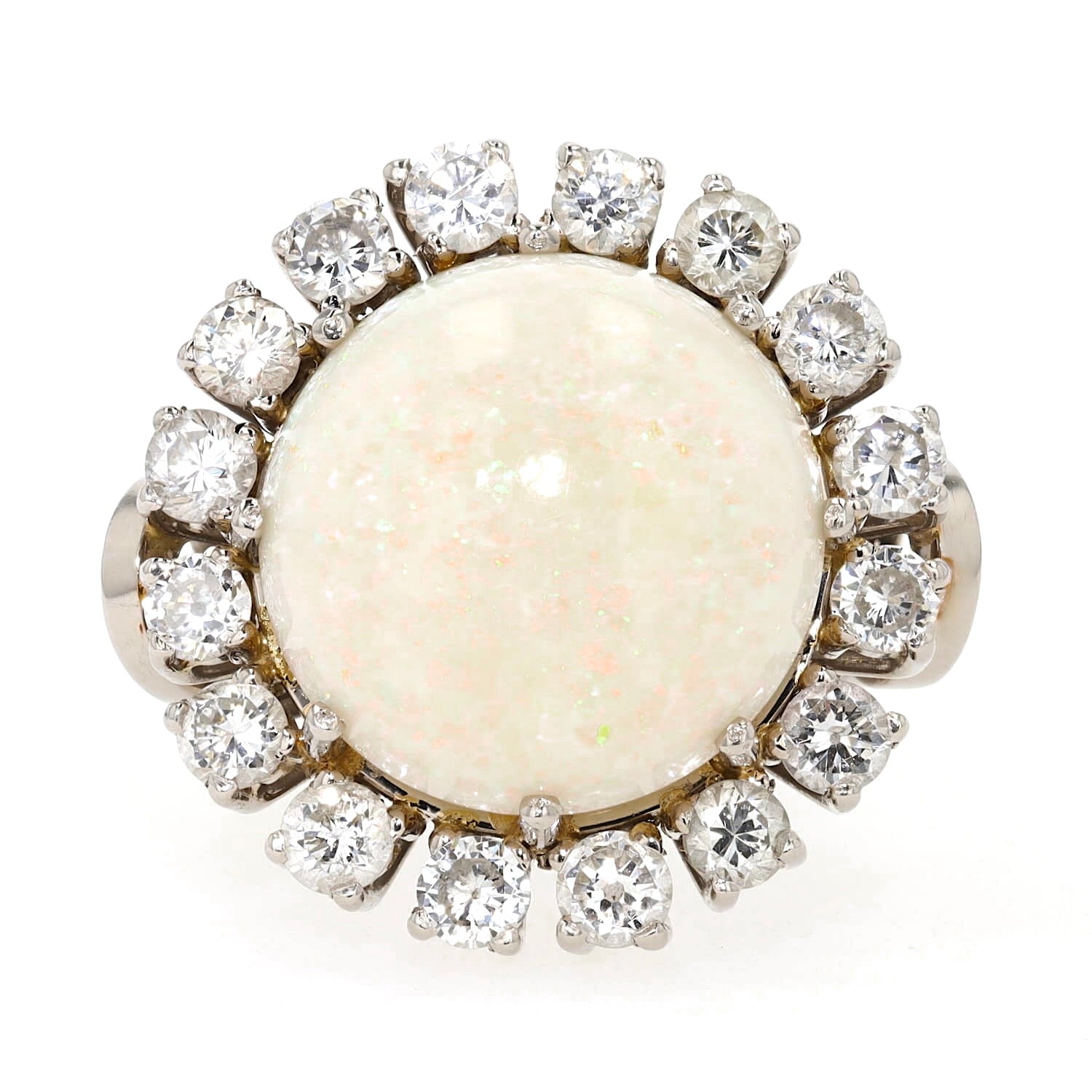 Cocktailring in 585er Weißgold mit einem großen Opal-Cabochon und ca. 1,28 ct Brillanten, liegend frontal