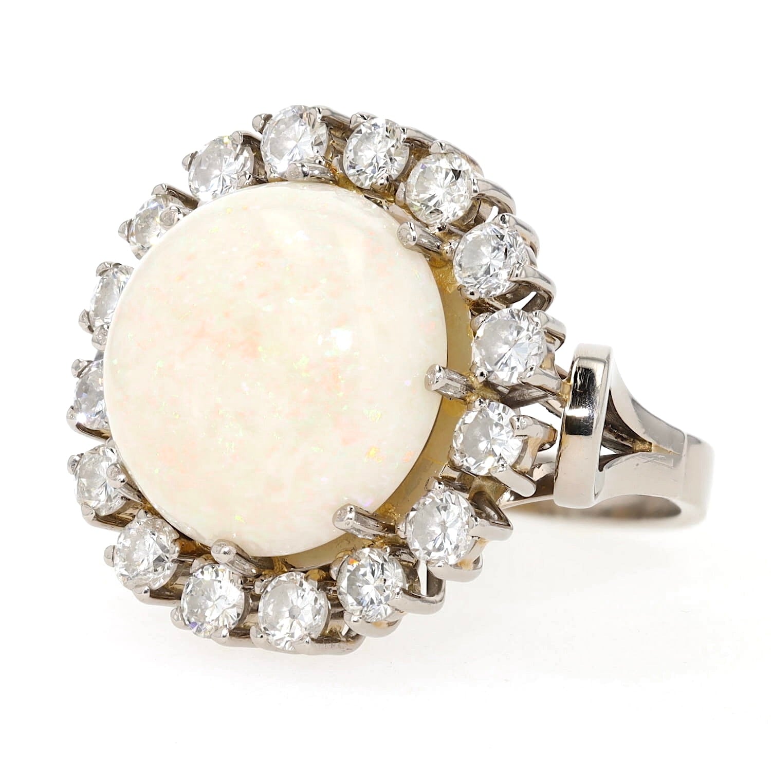 Cocktailring in 585er Weißgold mit einem großen Opal-Cabochon und ca. 1,28 ct Brillanten, liegend links gedreht