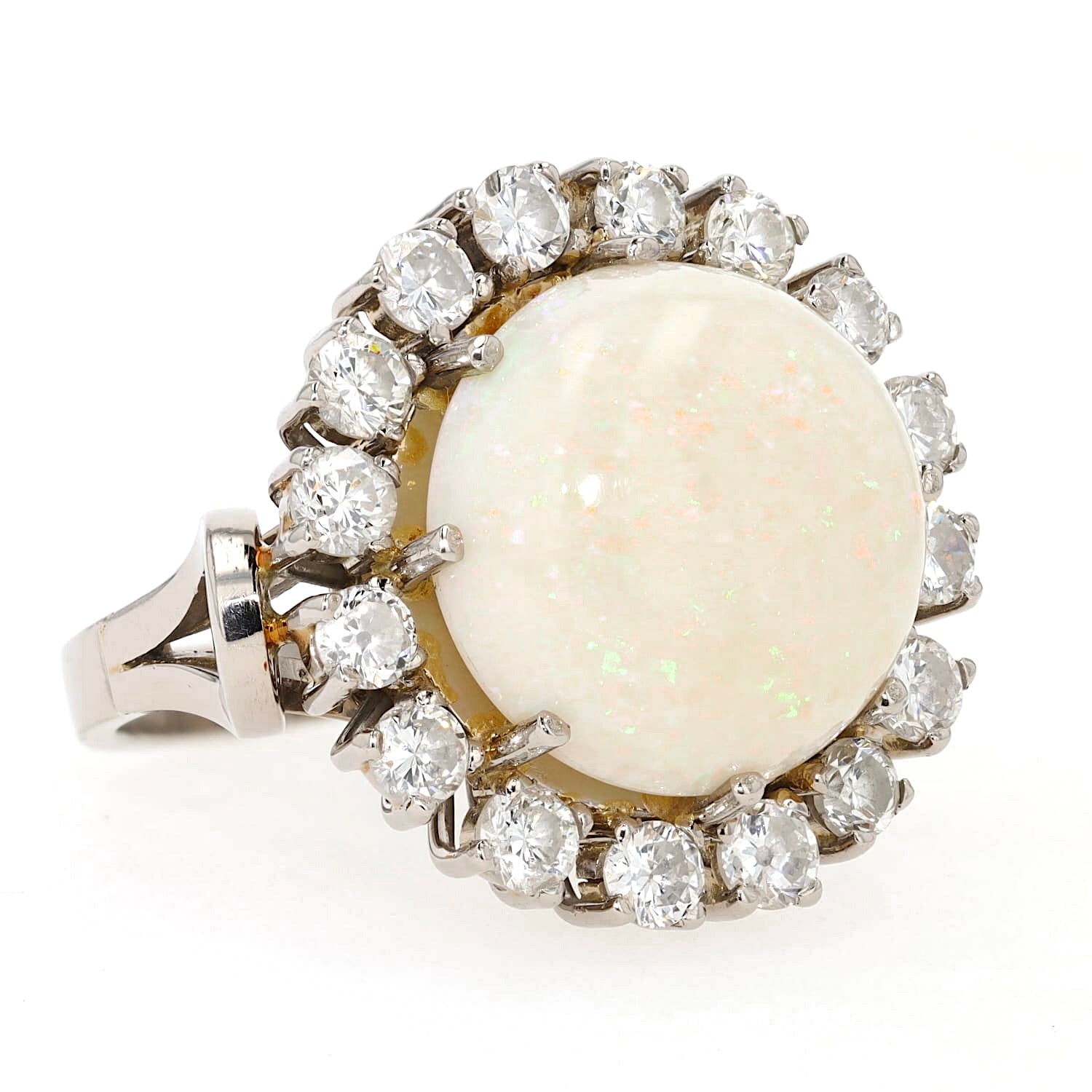 Cocktailring in 585er Weißgold mit einem großen Opal-Cabochon und ca. 1,28 ct Brillanten, liegend rechts gedreht