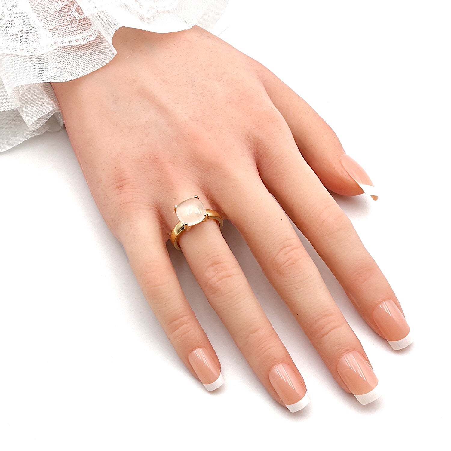 Toni Gard Ring in 585er Gelbgold mit einem Bergkristall, an der Hand