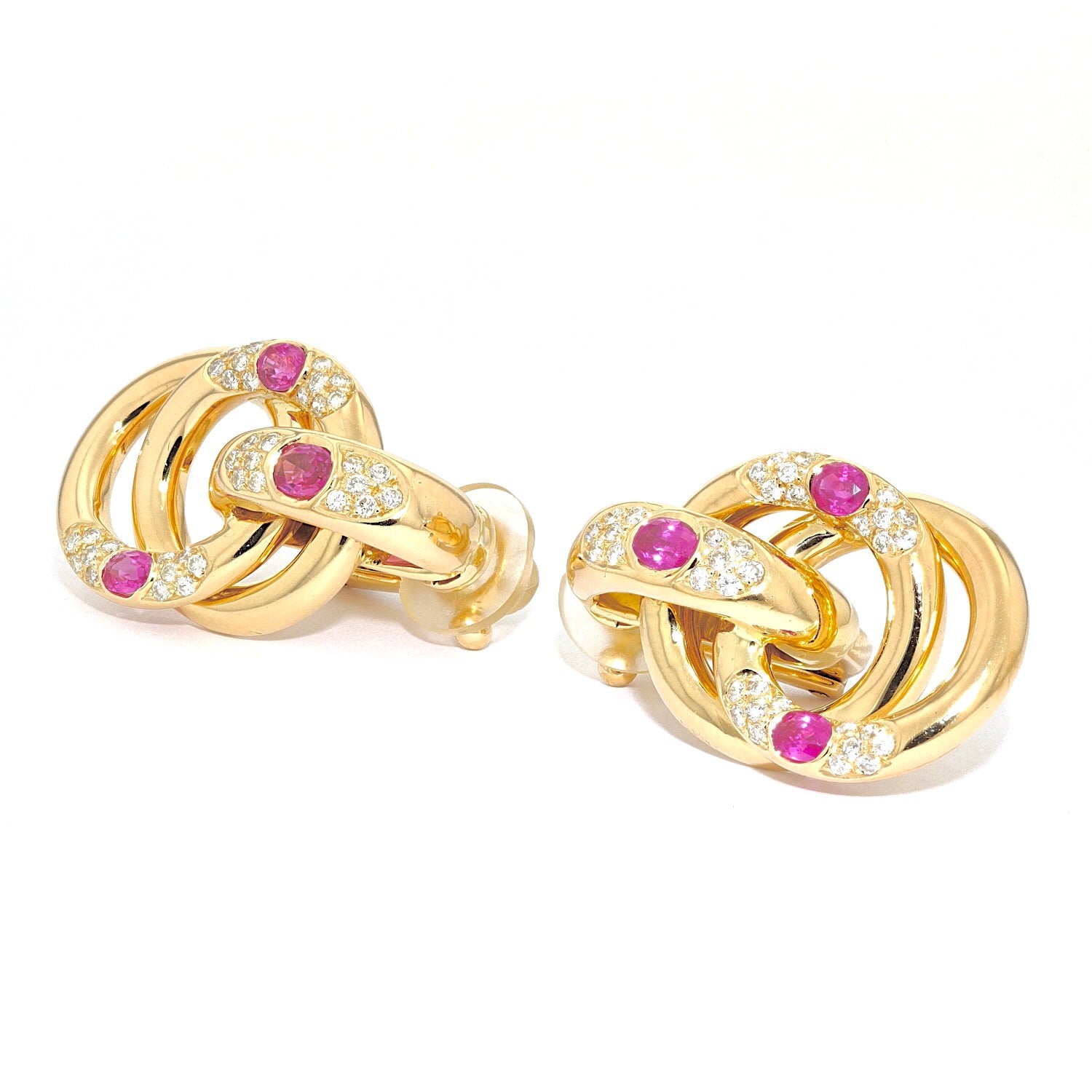 1 Paar Ohrringe in 750er Gelbgold mit pinkfarbenen Saphiren und Brillanten, liegend links gedreht