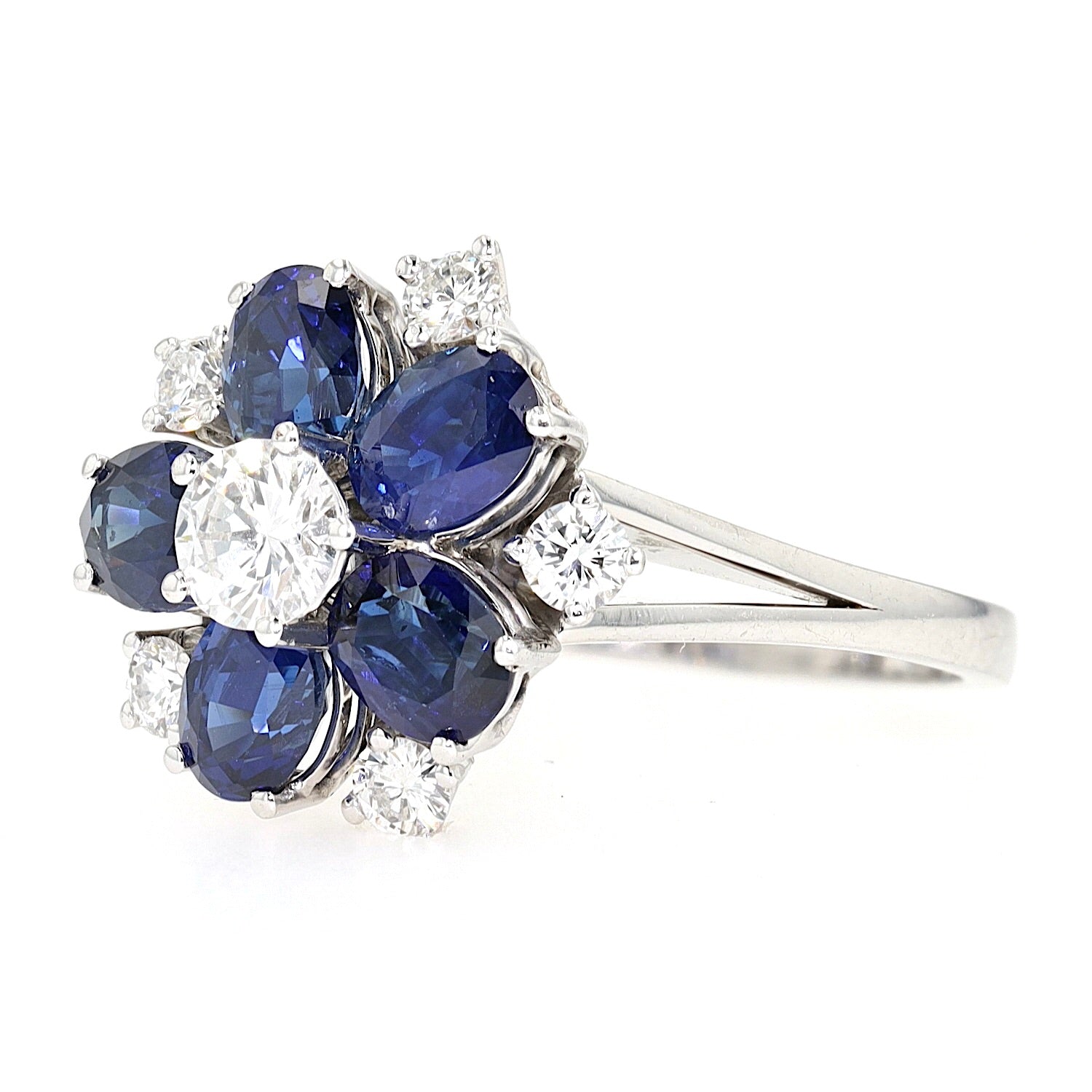 Vintage Ring in 750er Weißgold mit Brillanten und Saphiren, liegend links gedreht