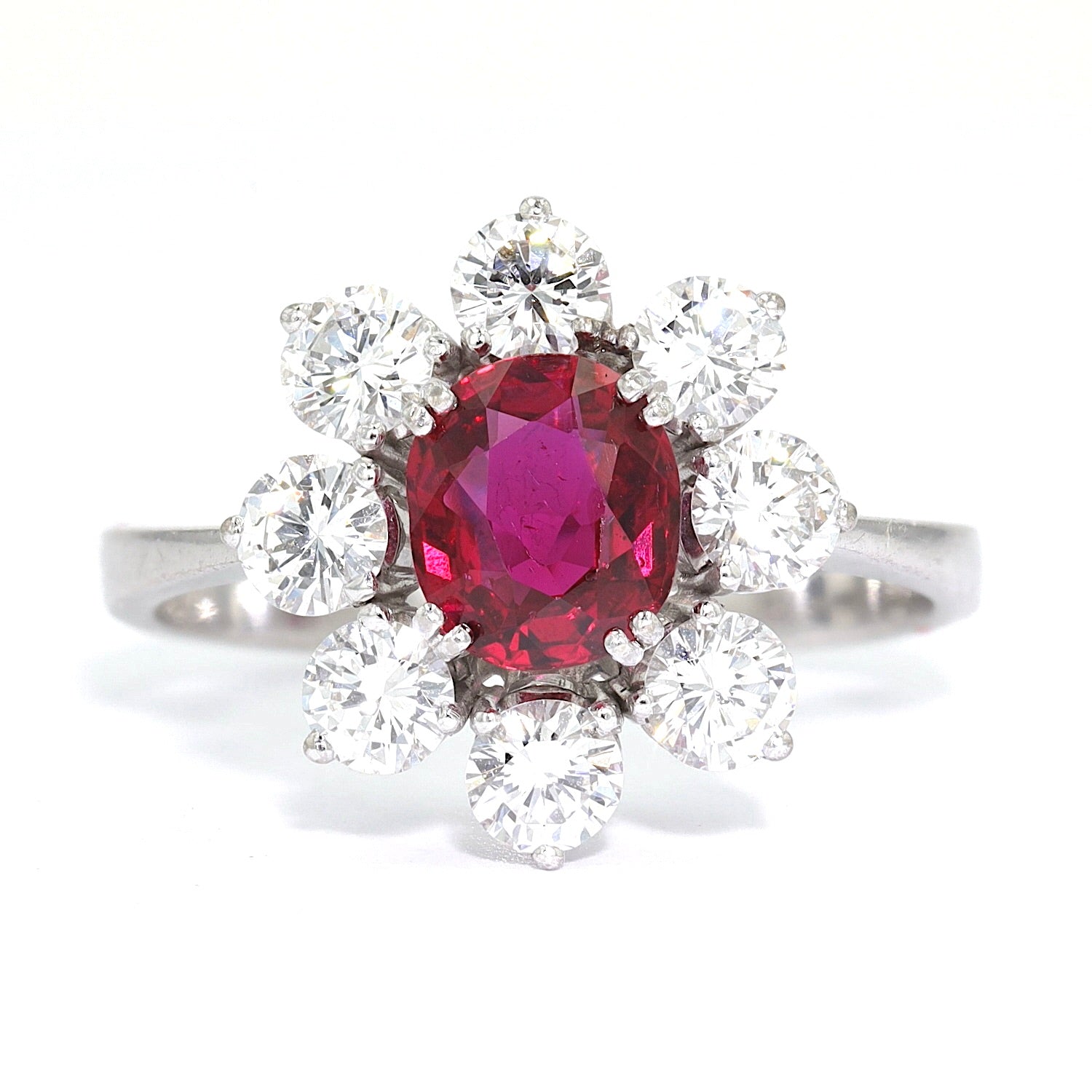 Entourage-Ring in 750er Weißgold mit einem Rubin ca. 0,95 ct und Brillanten mit insgesamt ca. 1,1 ct, liegend frontal