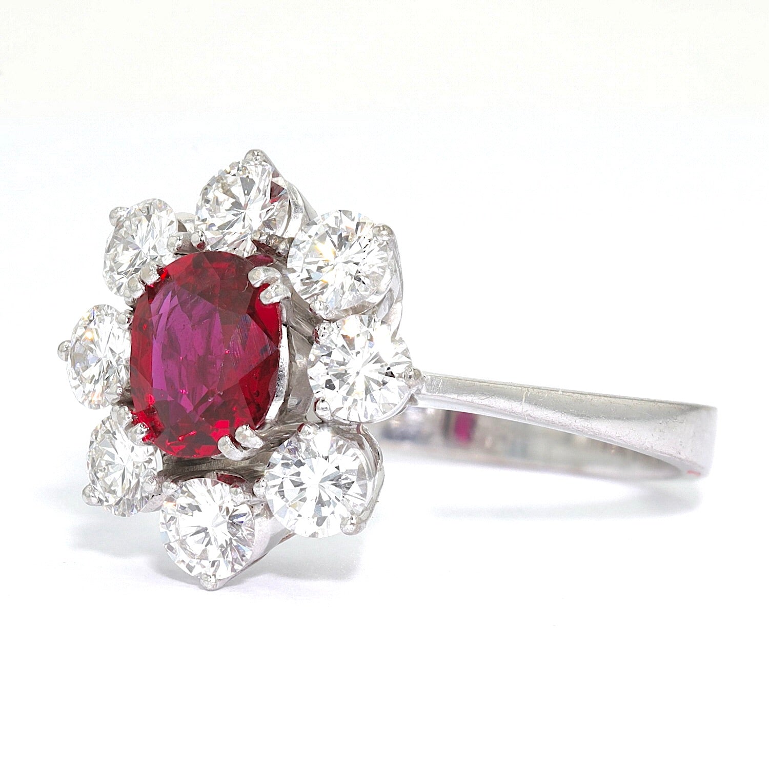 Entourage-Ring in 750er Weißgold mit einem Rubin ca. 0,95 ct und Brillanten mit insgesamt ca. 1,1 ct, liegend links gedreht