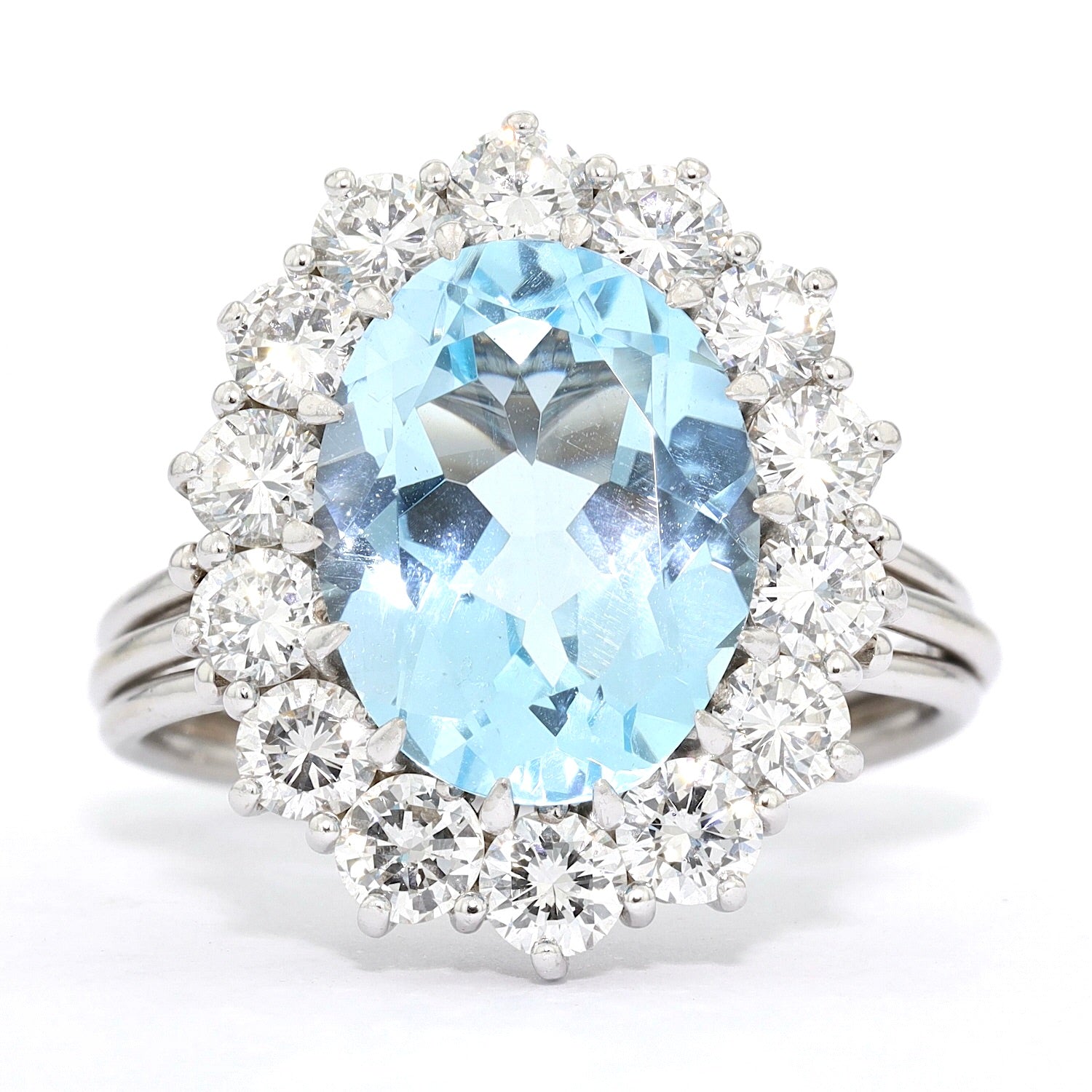 Ring in 750er Weißgold mit einem Topas und Brillanten, gesamt ca.1,68 ct, liegend frontal