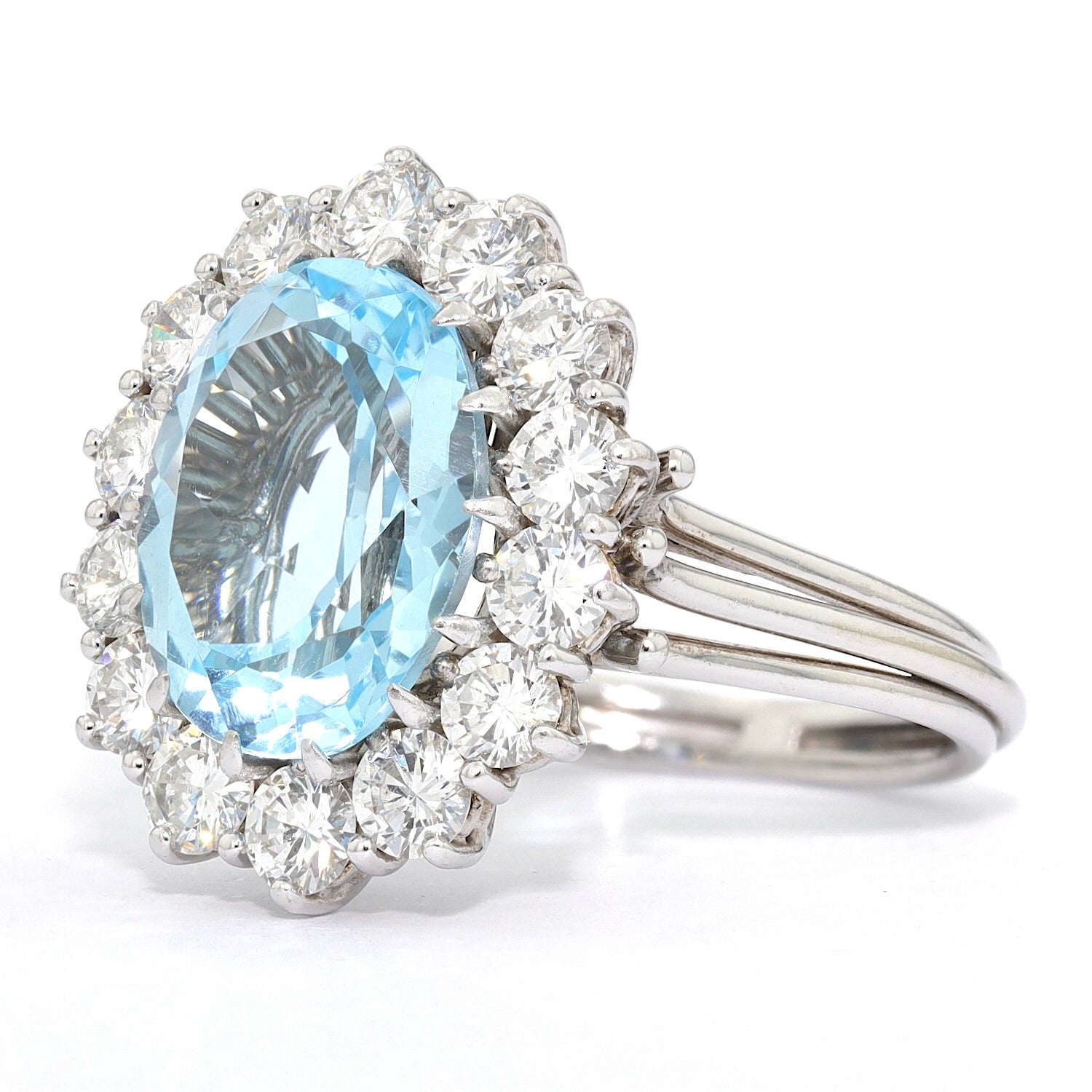 Ring in 750er Weißgold mit einem Topas und Brillanten, gesamt ca.1,68 ct, liegend links gedreht