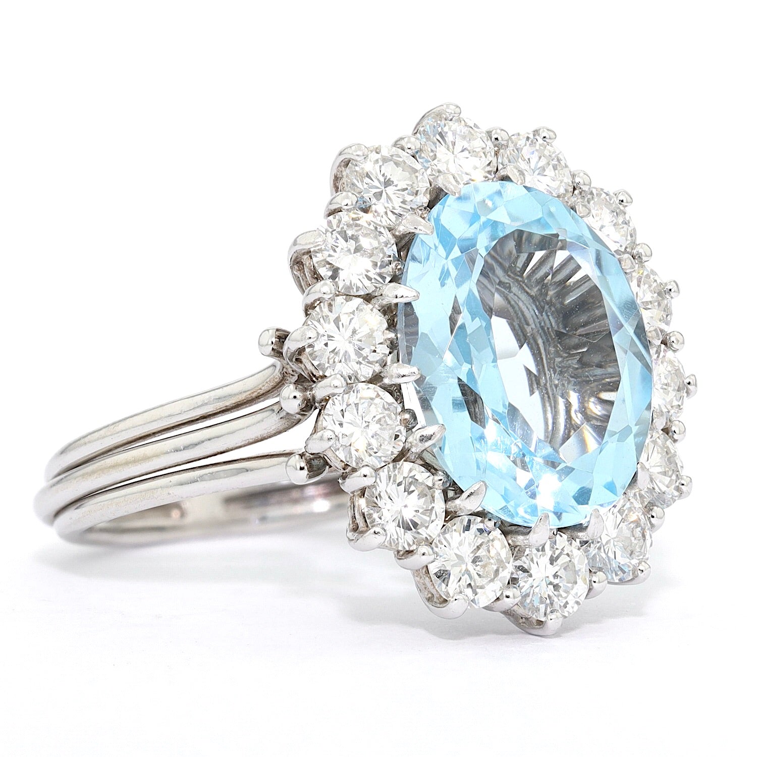 Ring in 750er Weißgold mit einem Topas und Brillanten, gesamt ca.1,68 ct, liegend rechts gedreht