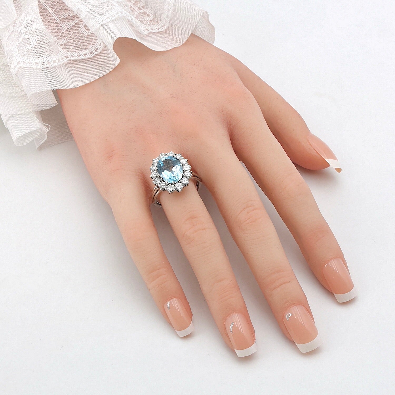 Ring in 750er Weißgold mit einem Topas und Brillanten, gesamt ca.1,68 ct, an der Hand