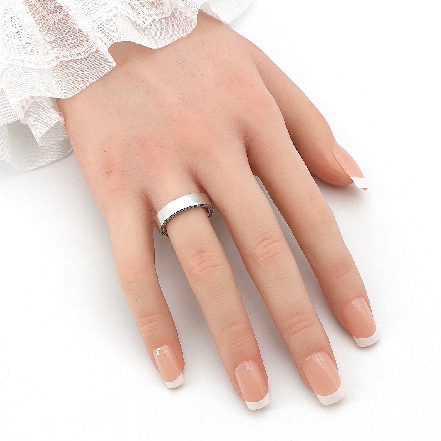 Ring in 950er Platin mit Brillanten, an der Hand