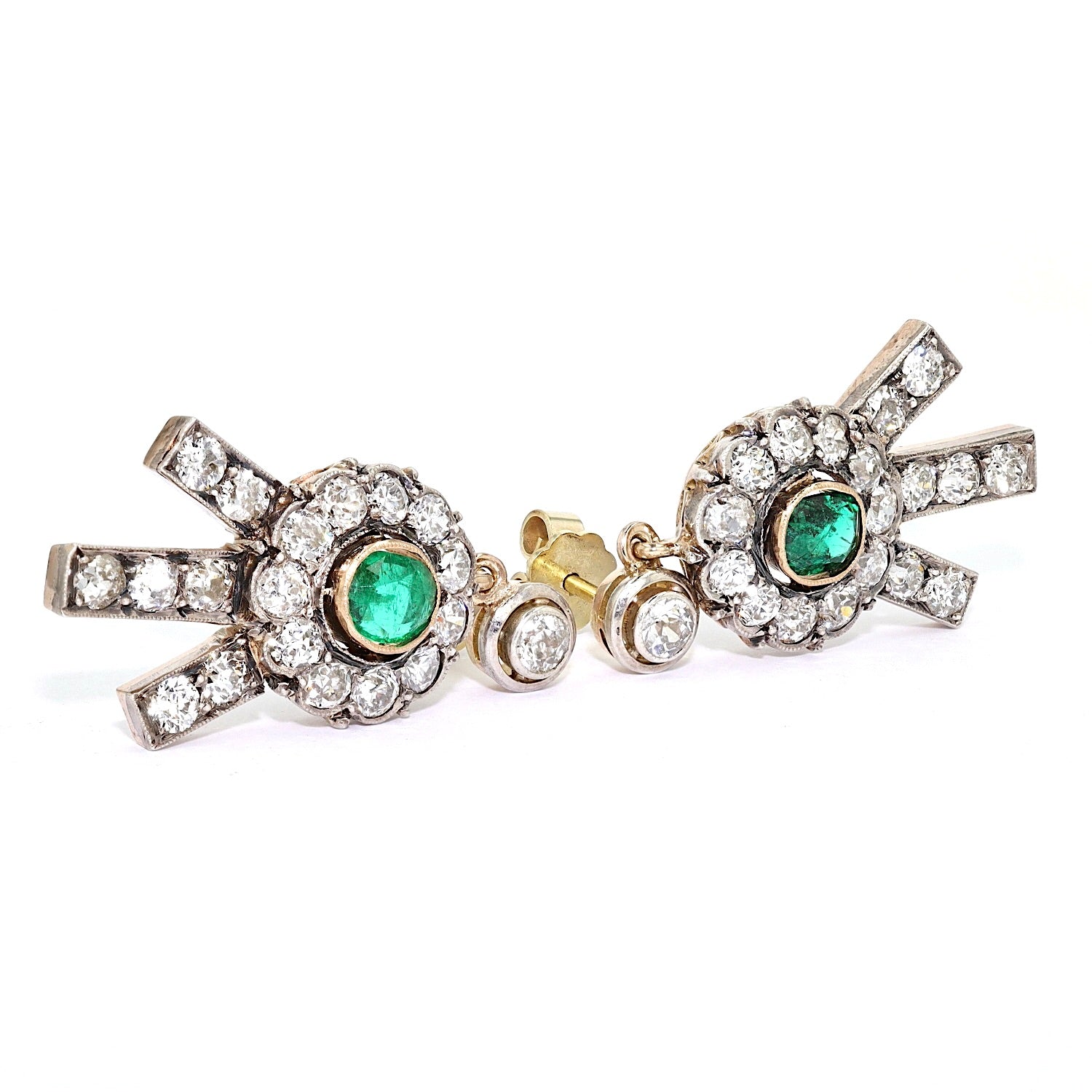 Paar Ohrringe um 1900 aus 9 kt Gelbgold und Silber mit Diamanten und Smaragden, liegend rechts gedreht