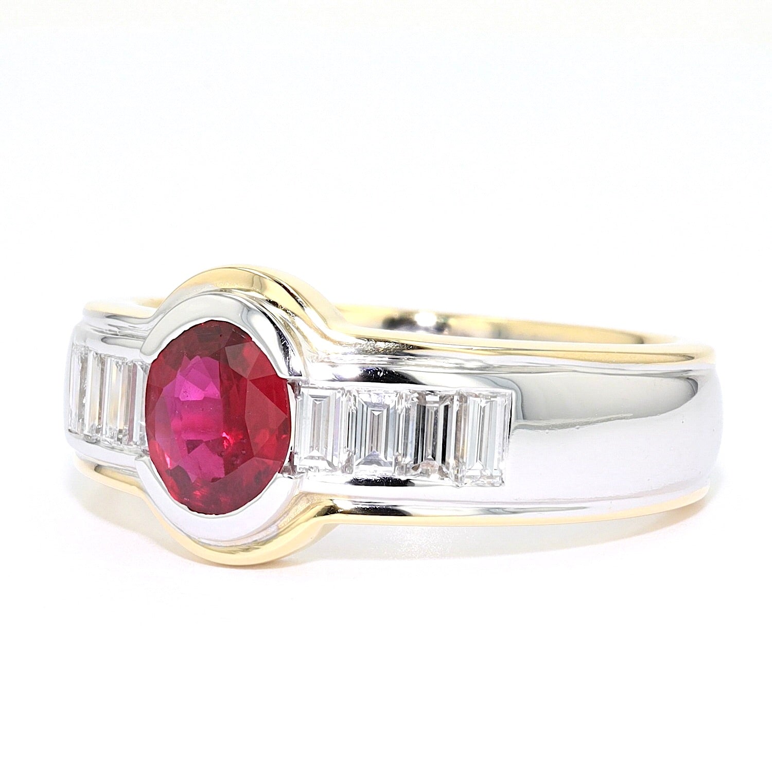 Wempe Ring in 750er Gold Bicolor mit einem Rubin und Diamanten, liegend links gedreht