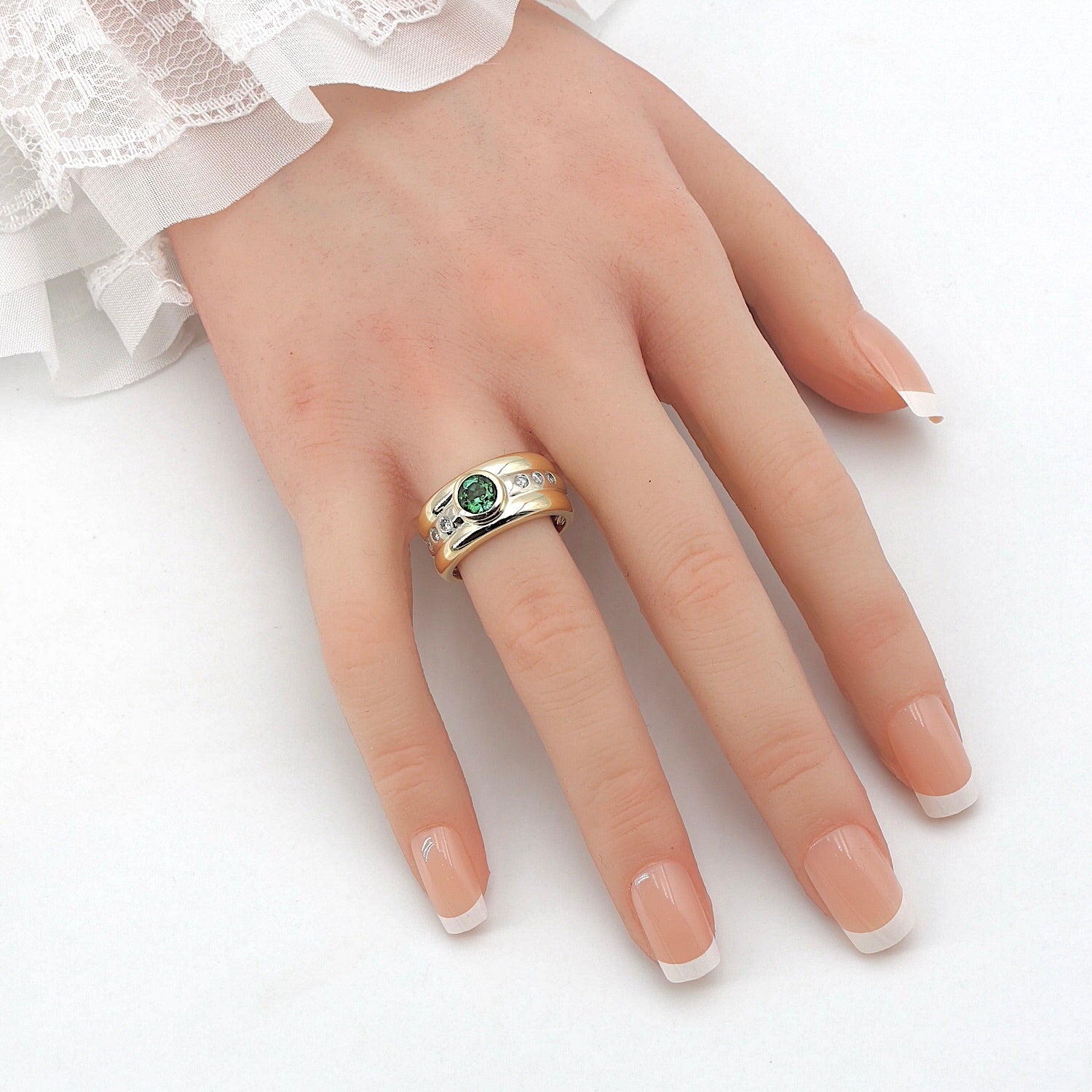 Ring in 585er Bicolor Gold mit Brillanten und einem Turmalin, an der Hand
