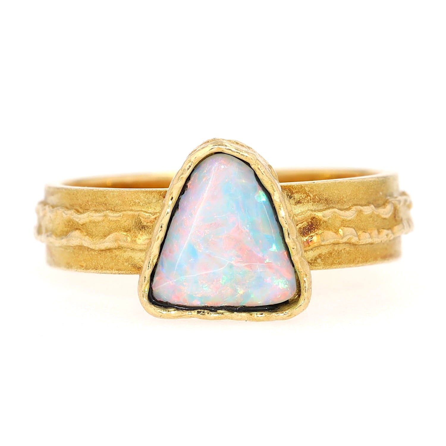 Ring in 750er Gelbgold mit einem Opal, liegend frontal