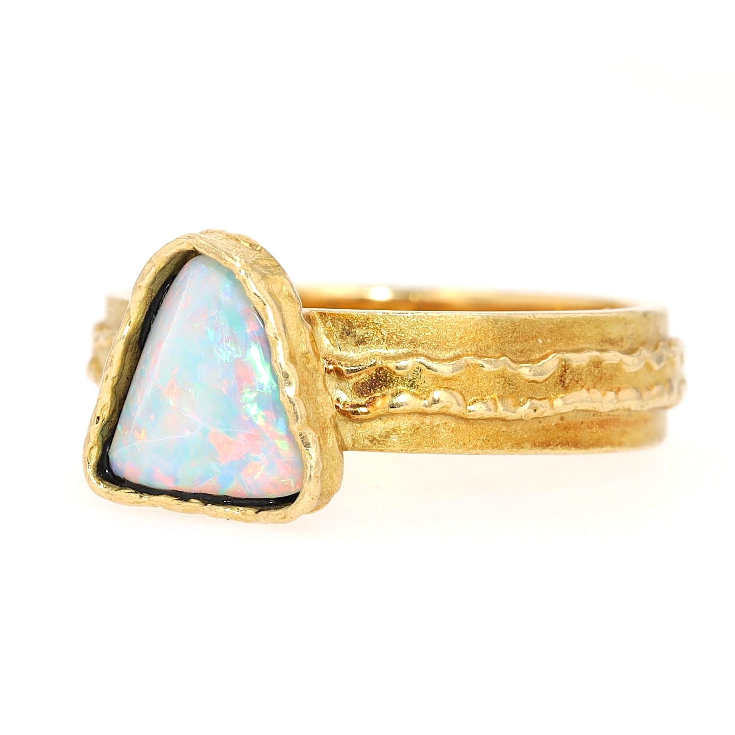 Ring in 750er Gelbgold mit einem Opal, liegend links gedreht