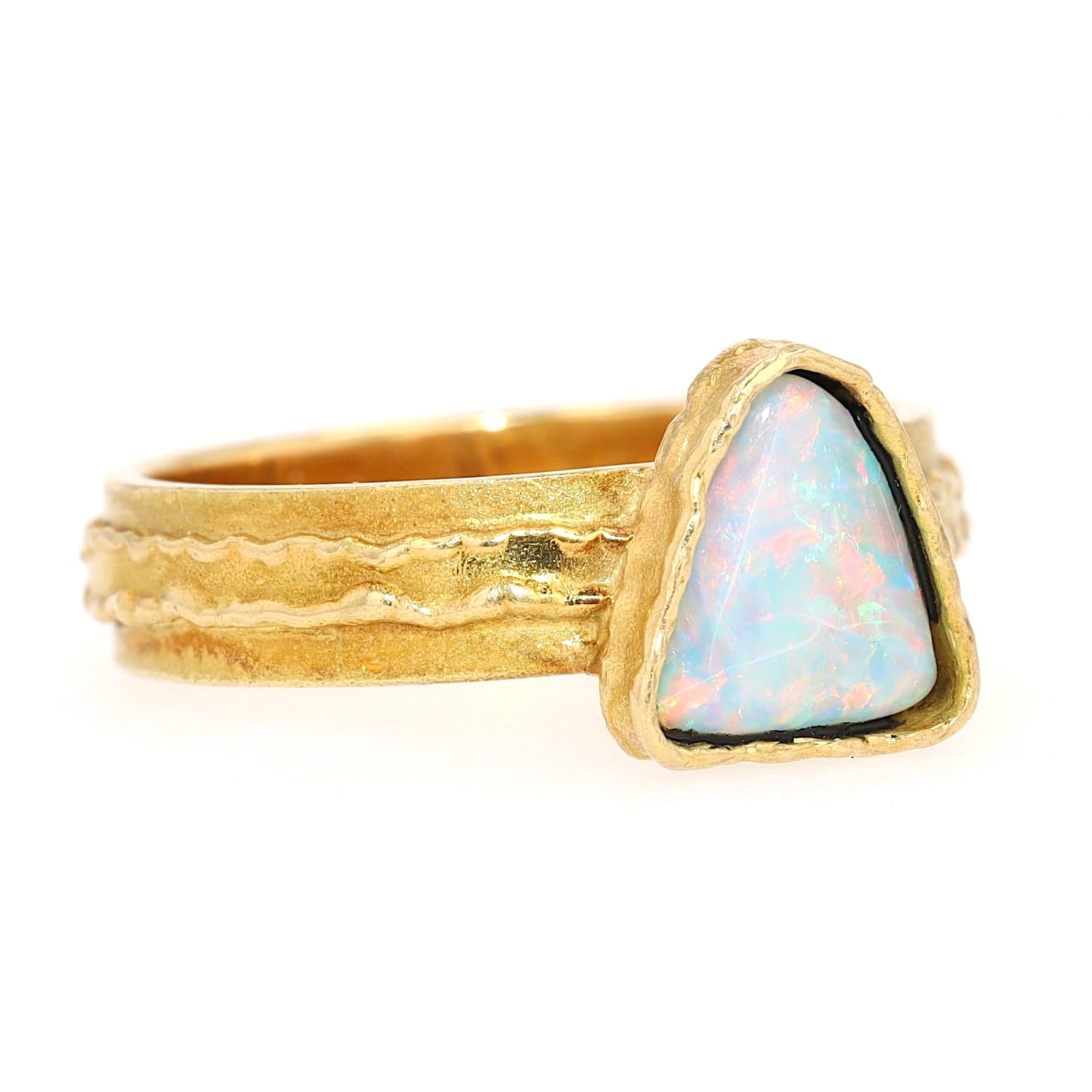 Ring in 750er Gelbgold mit einem Opal, liegend rechts gedreht