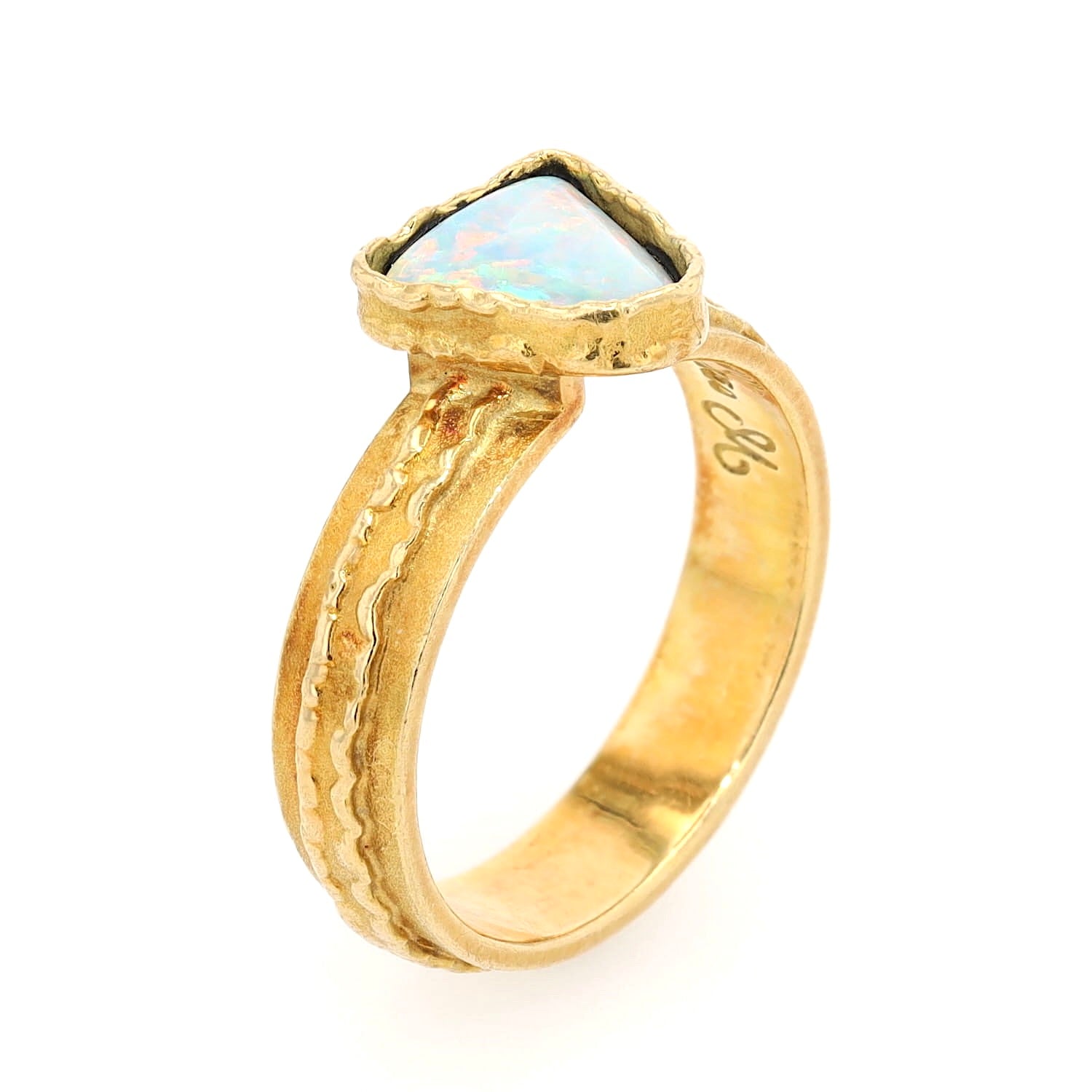 Ring in 750er Gelbgold mit einem Opal, stehend
