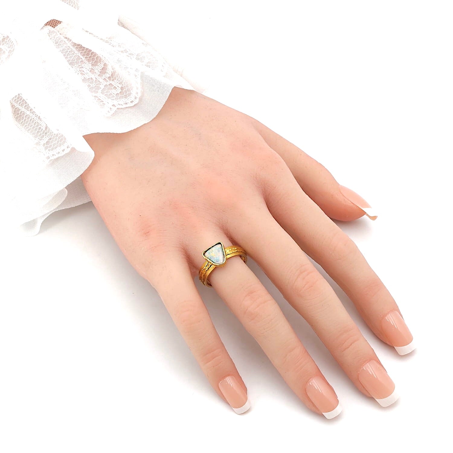 Ring in 750er Gelbgold mit einem Opal, an der Hand