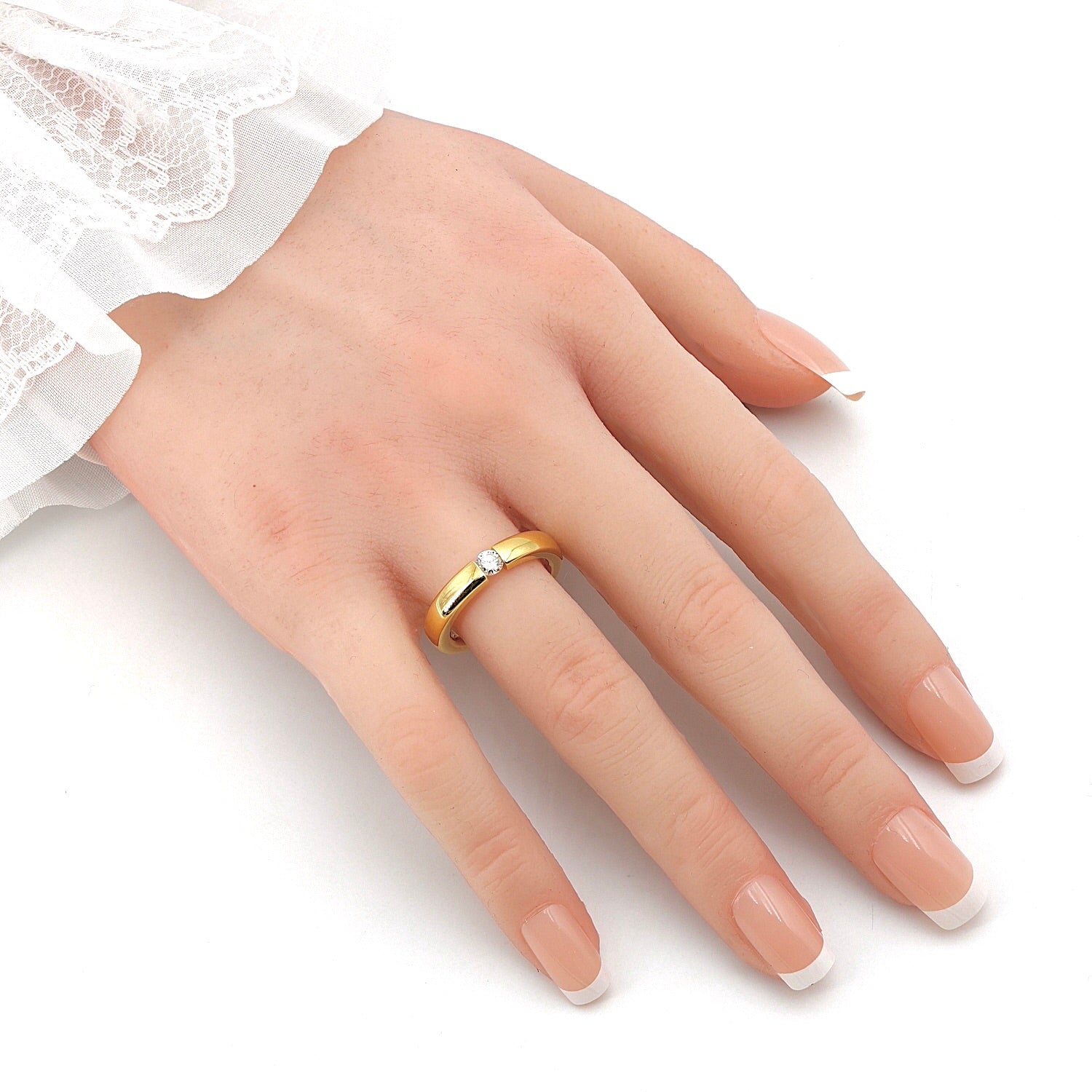 Niessing Spannring in 750er Gelbgold mit einem Brillanten ca. 0,20 ct, an der Hand