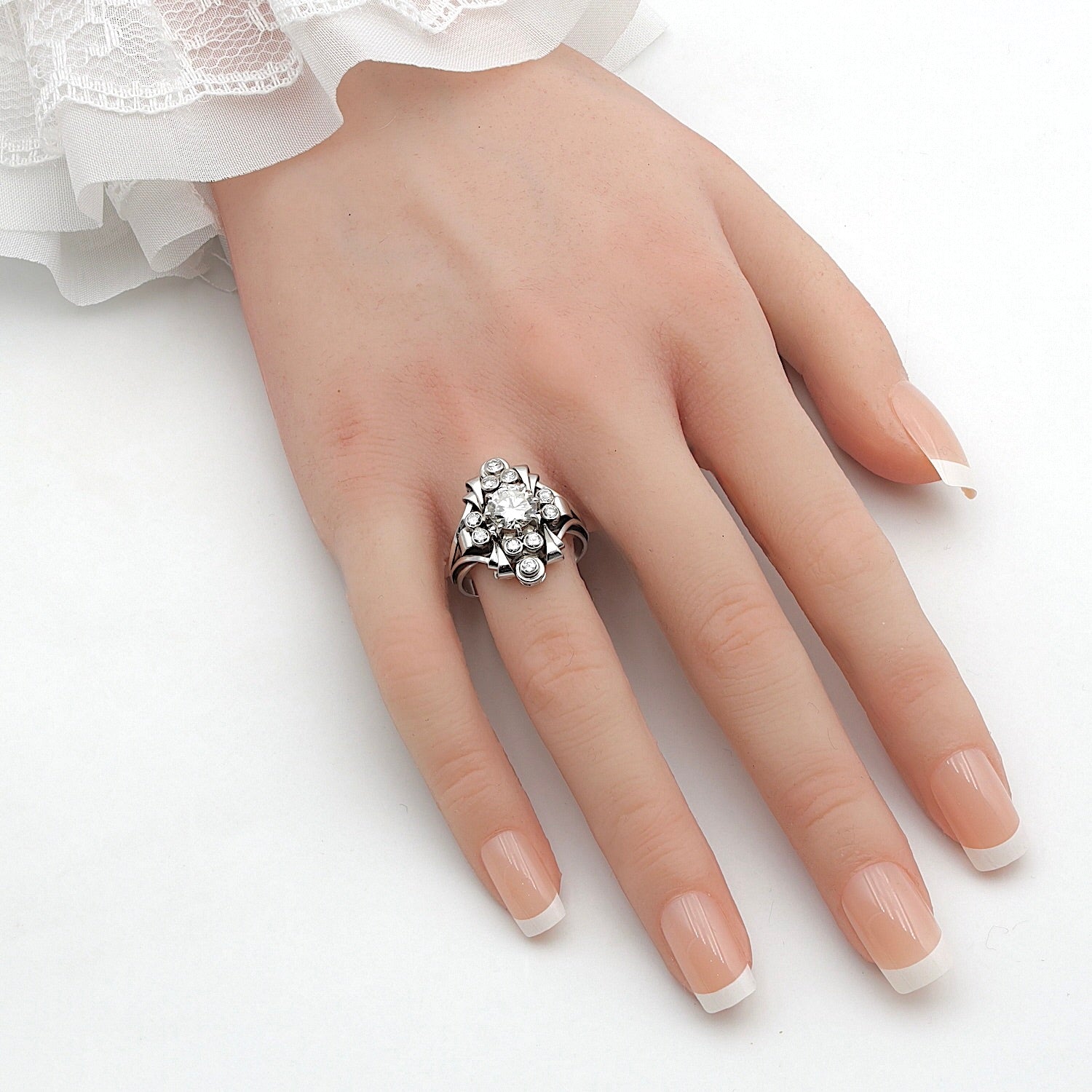 Art Deco Ring in 750er Weißgold mit Brillanten, gesamt ca. 1,8 ct, an der Hand
