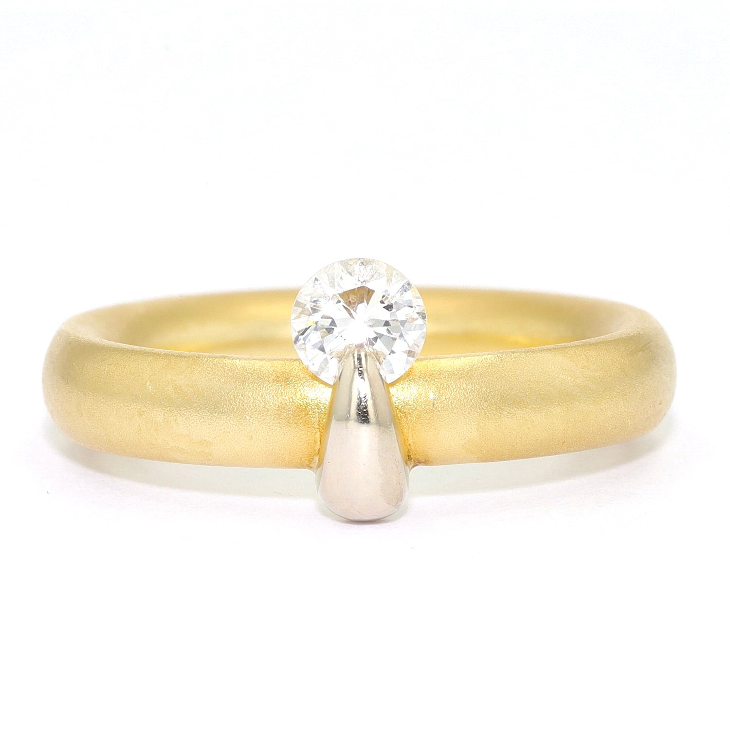 Ring in 750er Gelbgold mit einem Brillanten, liegend frontal