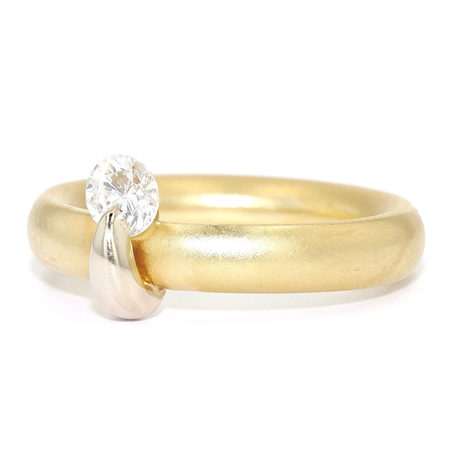 Ring in 750er Gelbgold mit einem Brillanten, liegend links gedreht