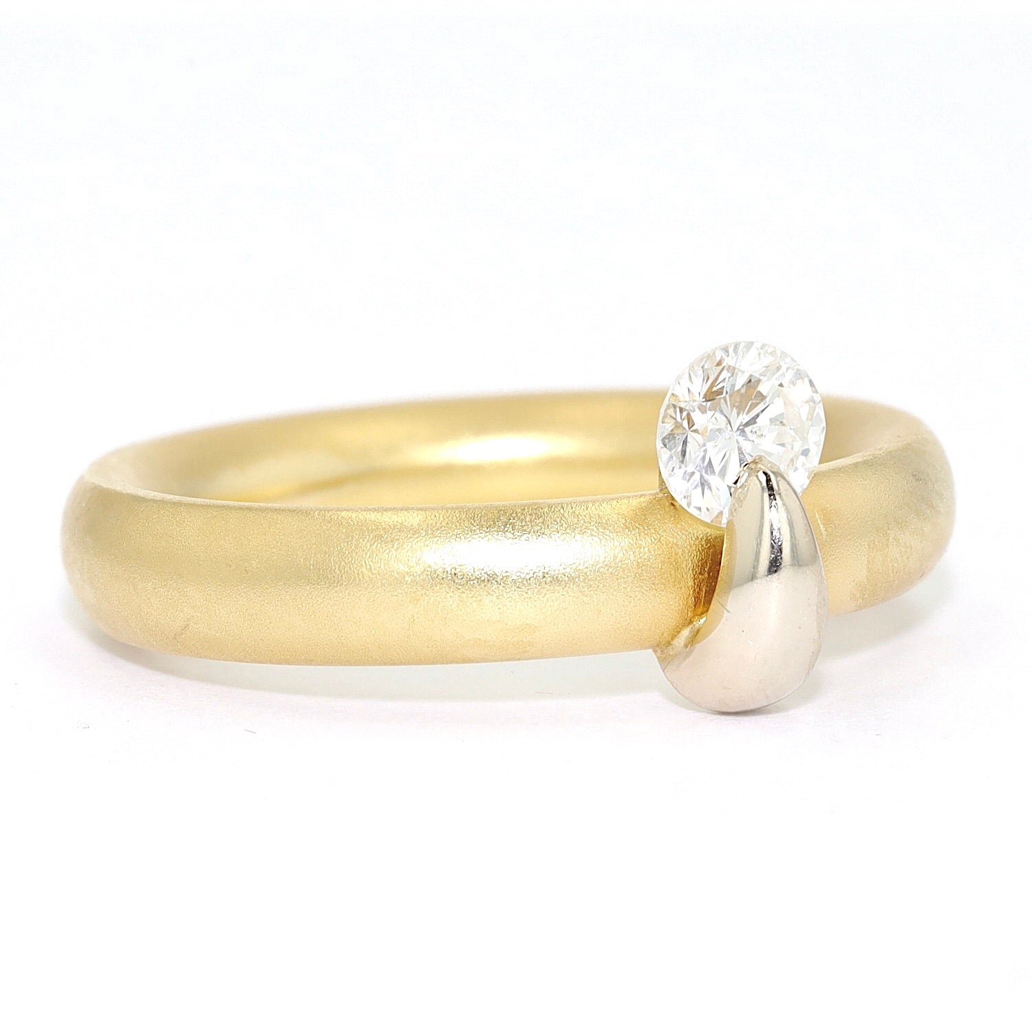 Ring in 750er Gelbgold mit einem Brillanten, liegend rechts gedreht