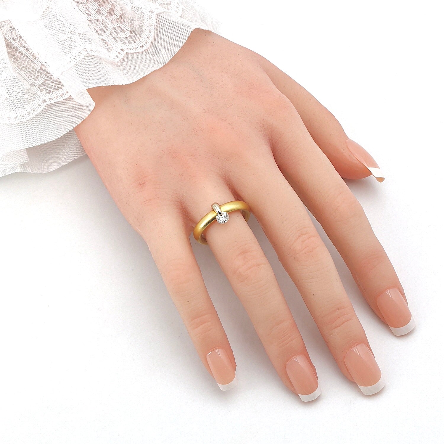 Ring in 750er Gelbgold mit einem Brillanten, an der Hand