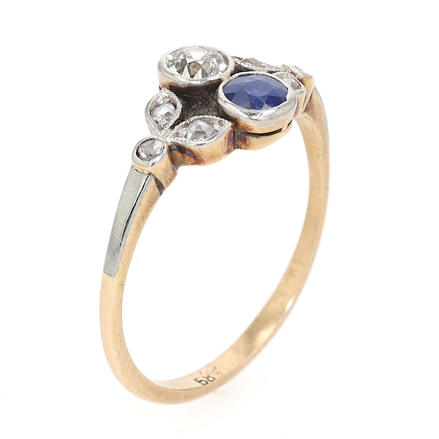 Antiker Ring um 1910 in 585er Gelbgold platiniert mit Diamanten und einem Saphir, stehend