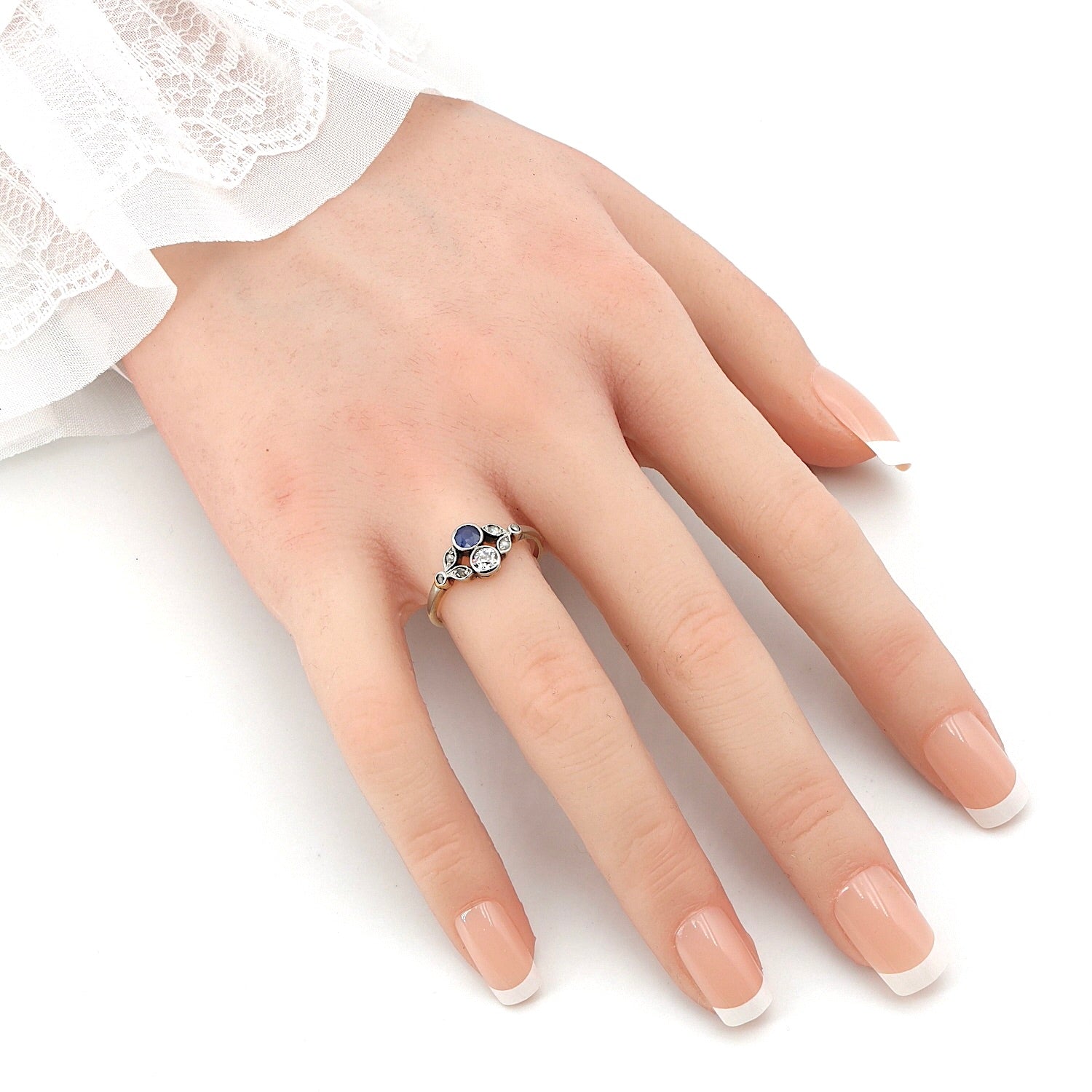 Antiker Ring um 1910 in 585er Gelbgold platiniert mit Diamanten und einem Saphir, an der Hand