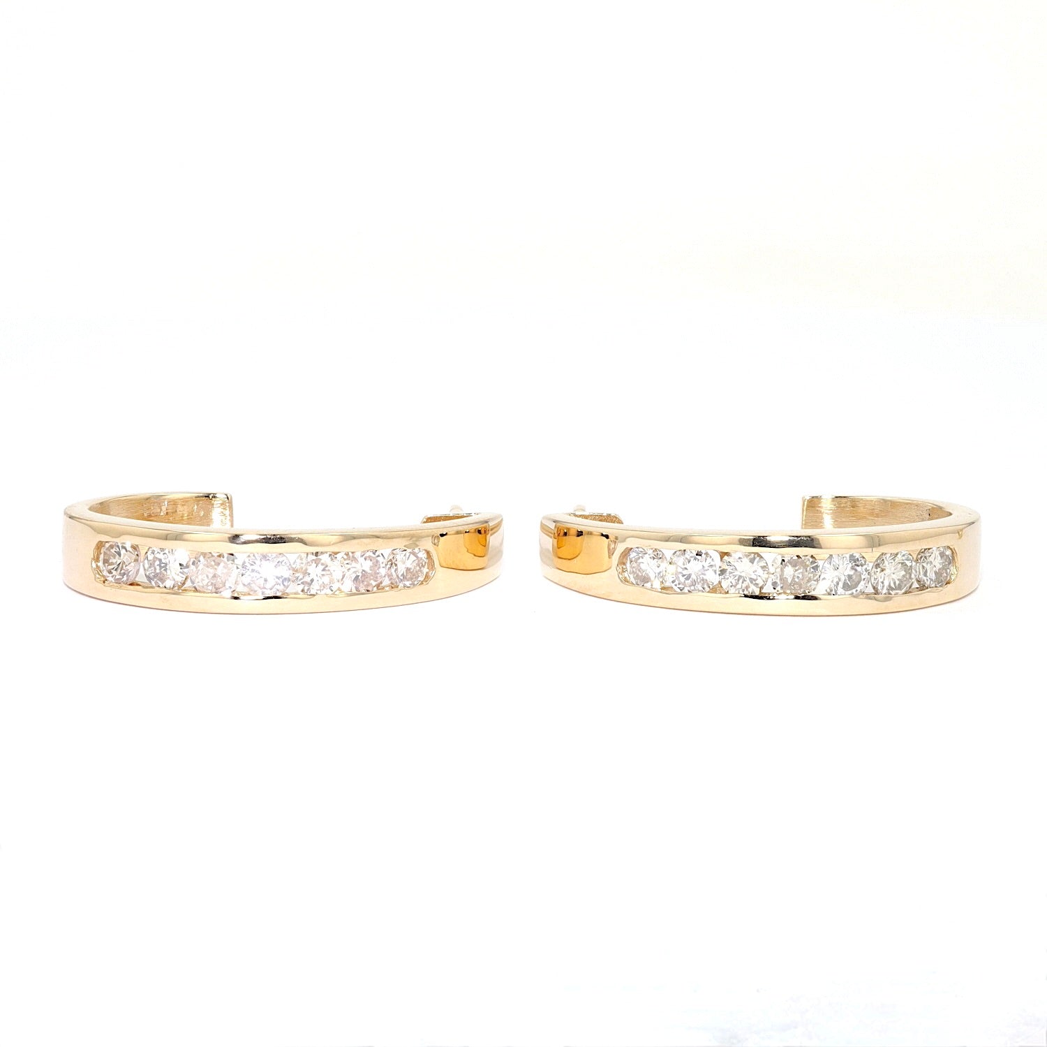 1 Paar Halbkreolen in 585er Gelbgold mit ca. 1 ct Brillanten, liegend frontal